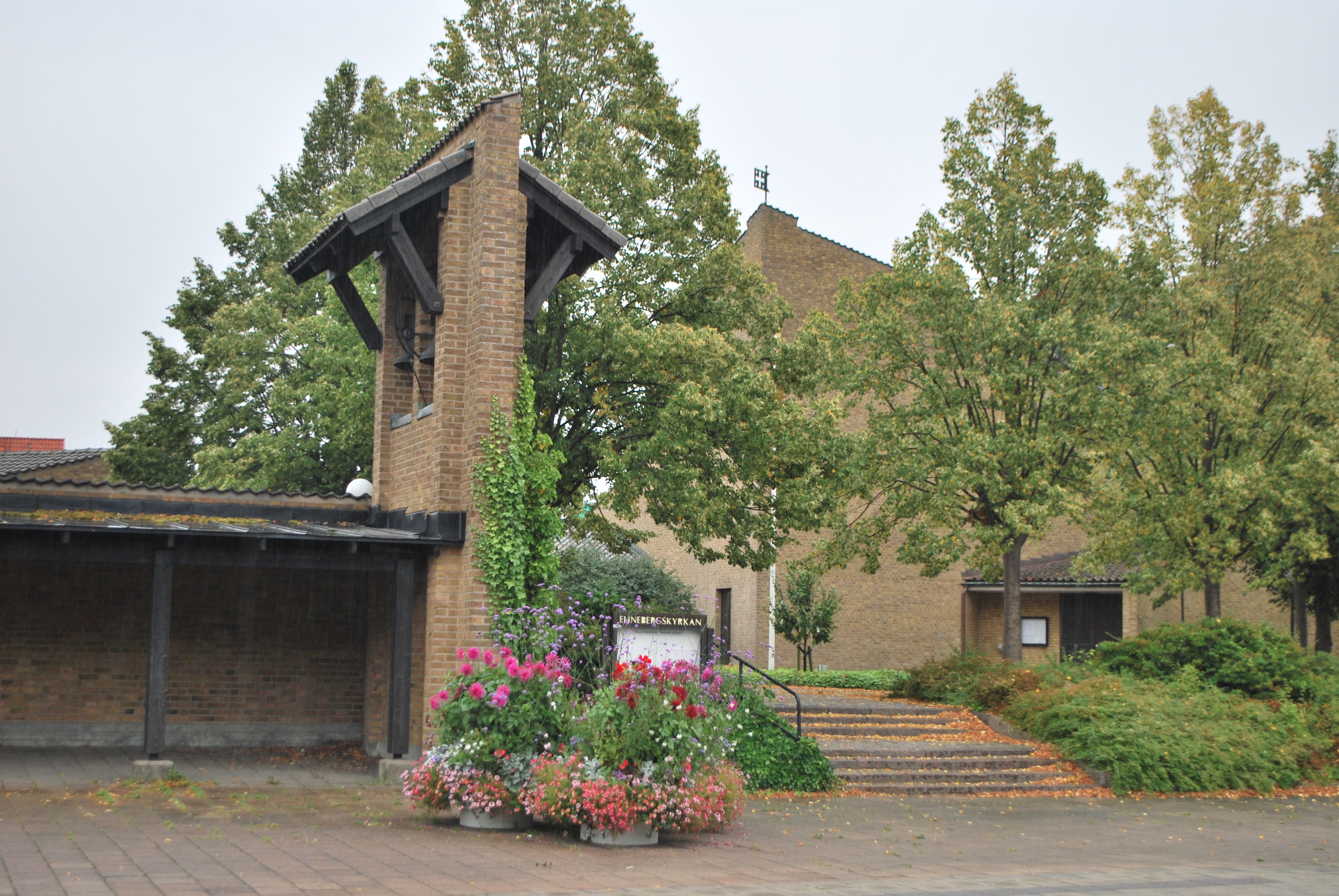 Elinebergskyrkan, Raus församling, klockstapel och kyrka