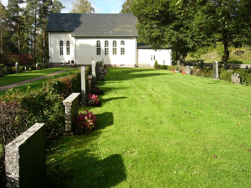 Boxholms kyrka, kyrkogården med gravkapellet.
