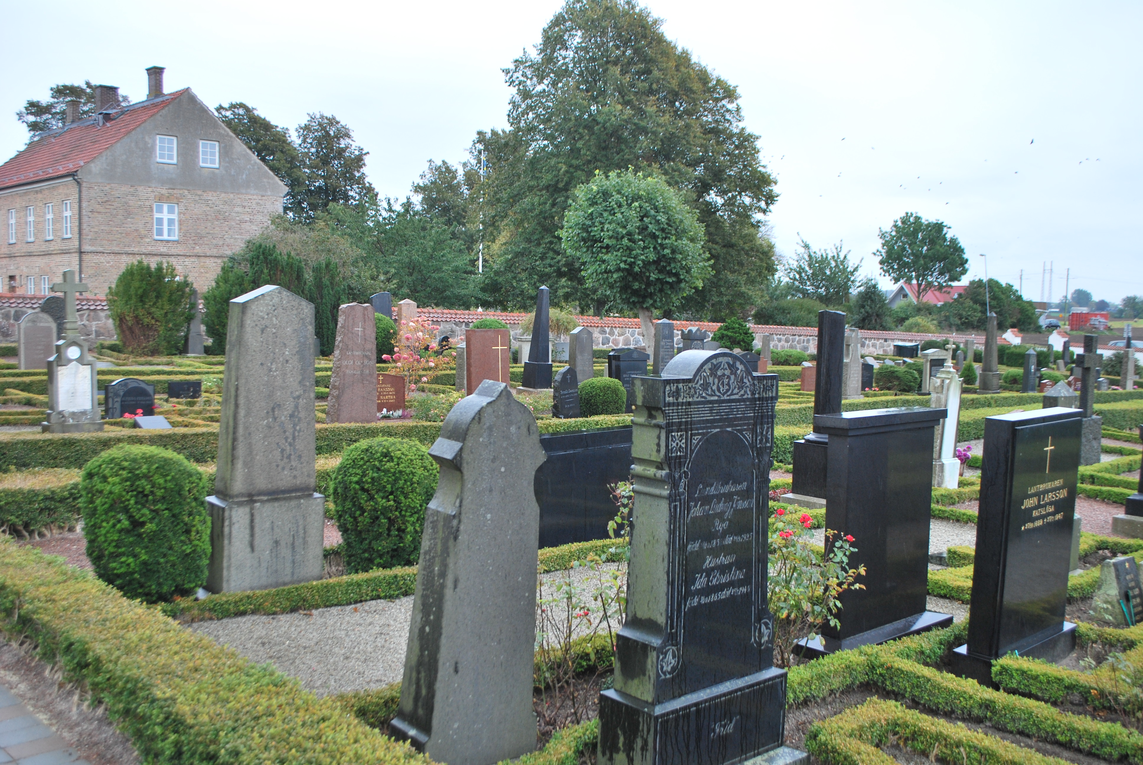 Kvistofta kyrka, kyrkogård mot söder och prästgården