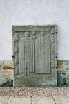 Örslösa kyrka, gravhäll utmed korets östfasad. Neg.nr 03/155:11