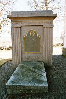 Tuns kyrkogård, gravmonument över prosten Jonas Silvius, död 1779.  Neg.nr 03/158:10.