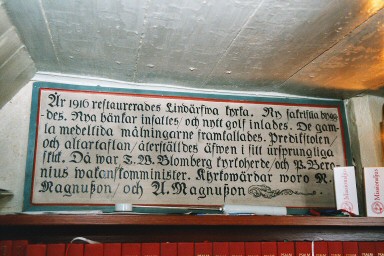 Lindärva kyrka, inskription under läktaren.  Neg.nr 03/174:22.