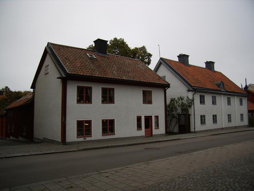 Bostadshuset (husnr 3) på Anemonen 1 till höger i bilden. Del av hantverksgårdarna, Anemonen 1 och 2, Linköping.
Vy från Hunnebergsgtan, sydväst.