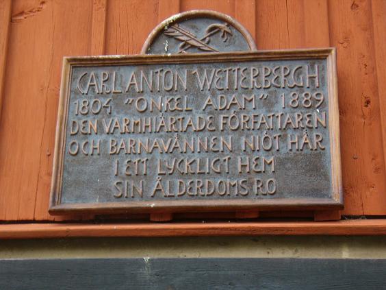 Onkel Adamsgården, kv Adam 16, Linköping, inskriptionstavla ovan ingången vid Hunnebergsgatan.