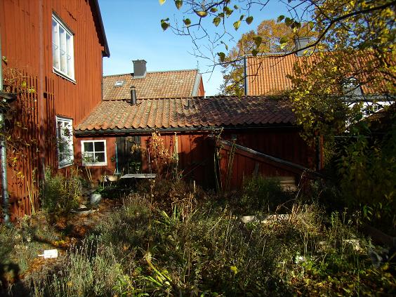 Onkel Adamsgården, kv Adam 16, Linköping. Fd vagnboden (husnr 9003) sedd från gården.