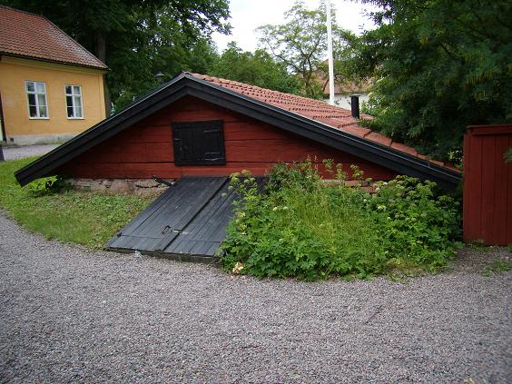 Kv Aposteln 3, Linköping. Domkyrkosysslomansgårdens källare (byggnad 4 resp. 9002) med medeltida murverk.