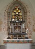 Altaret med altaruppsats.
