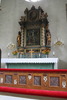 Altaret med altaruppsats och altarskranket.