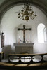 Absidens inredning, altare, krucifix och altarskrank