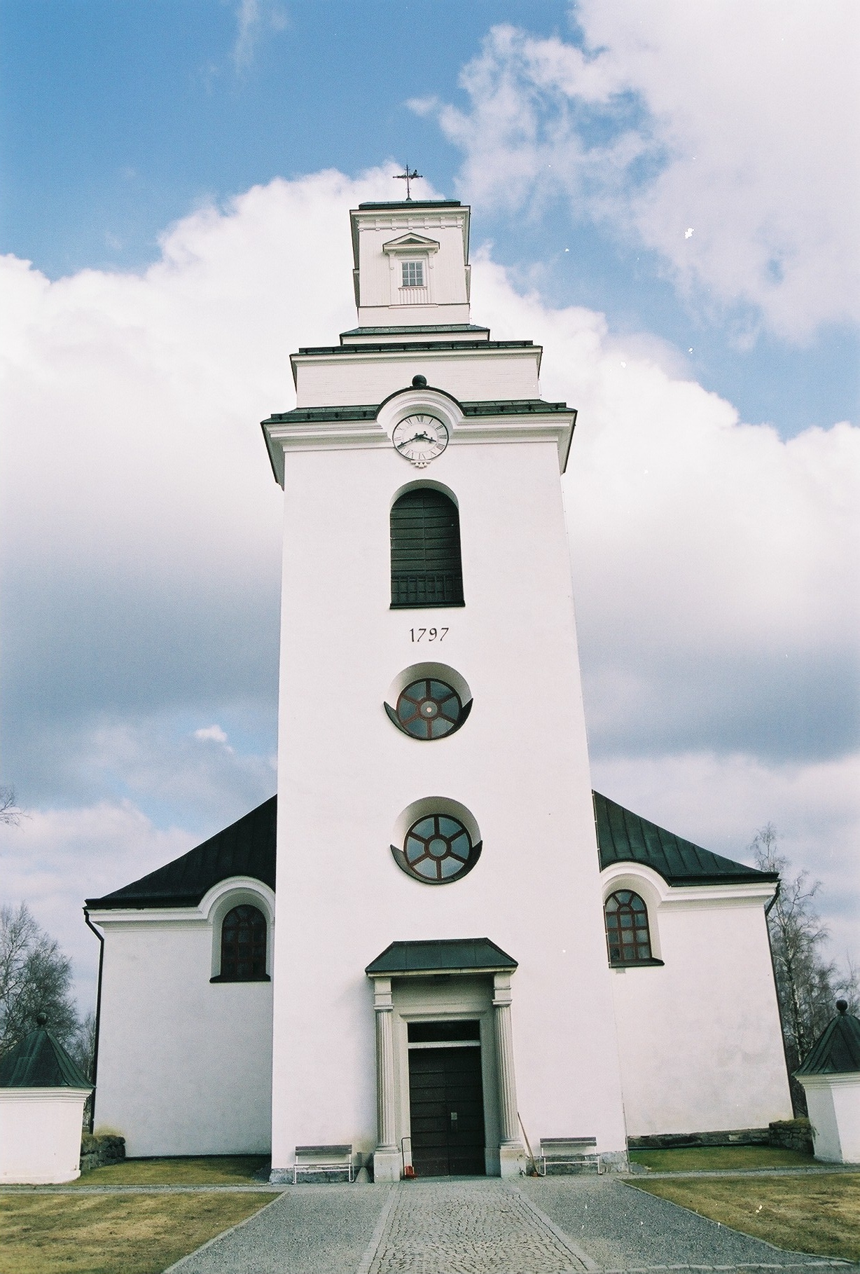 Bergs kyrka, exteriör bild av fasaden mot väster. 


Isa Lindkvist & Christina Persson, bebyggelseantikvarier vid Jamtli inventerade kyrkan 2005-2006 och är också fotografer till bilderna. 