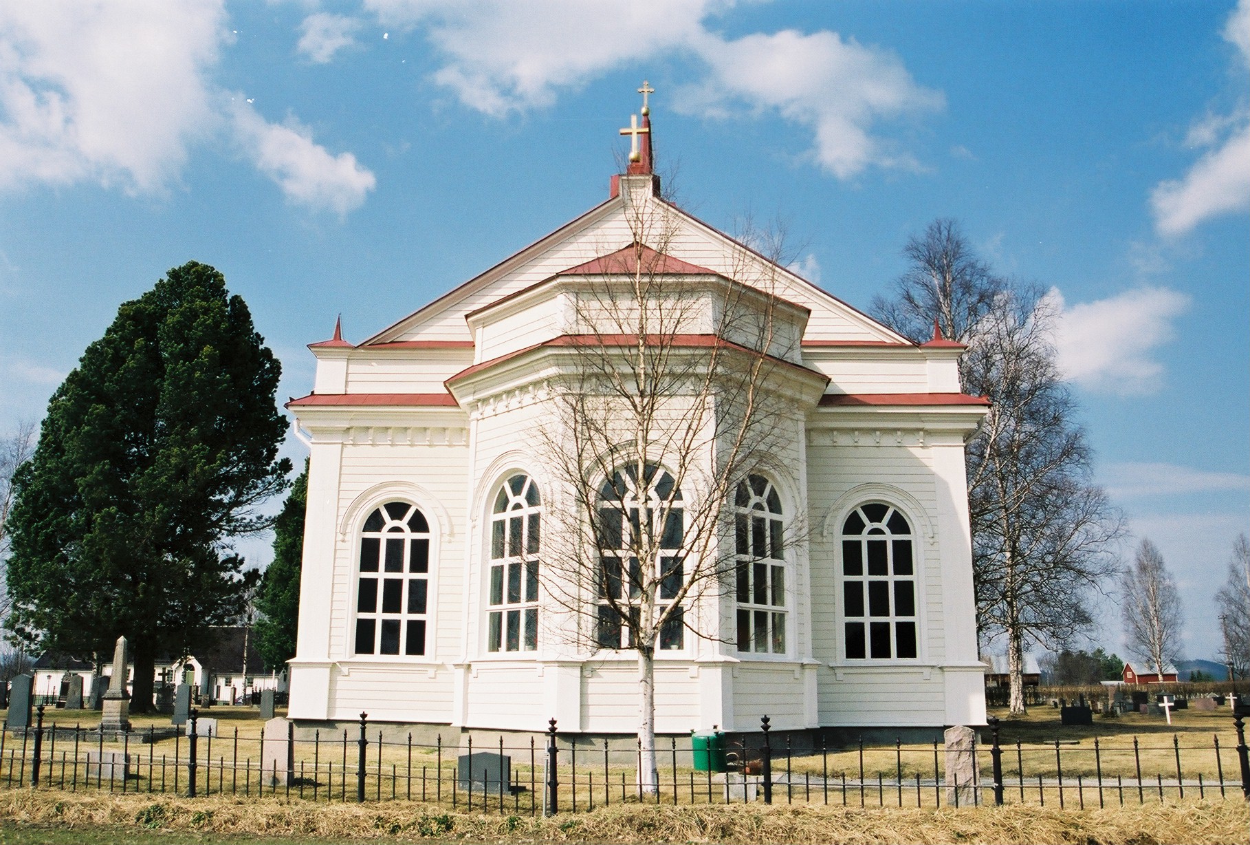 Rätans kyrka, fasad mot öster. 

Kyrkan inventerades mellan 2004-2005 av Martin Lagergren & Emelie Petersson, bebyggelseantikvarier från Jämtlands läns museum, de var även fotografer till bilderna. 
