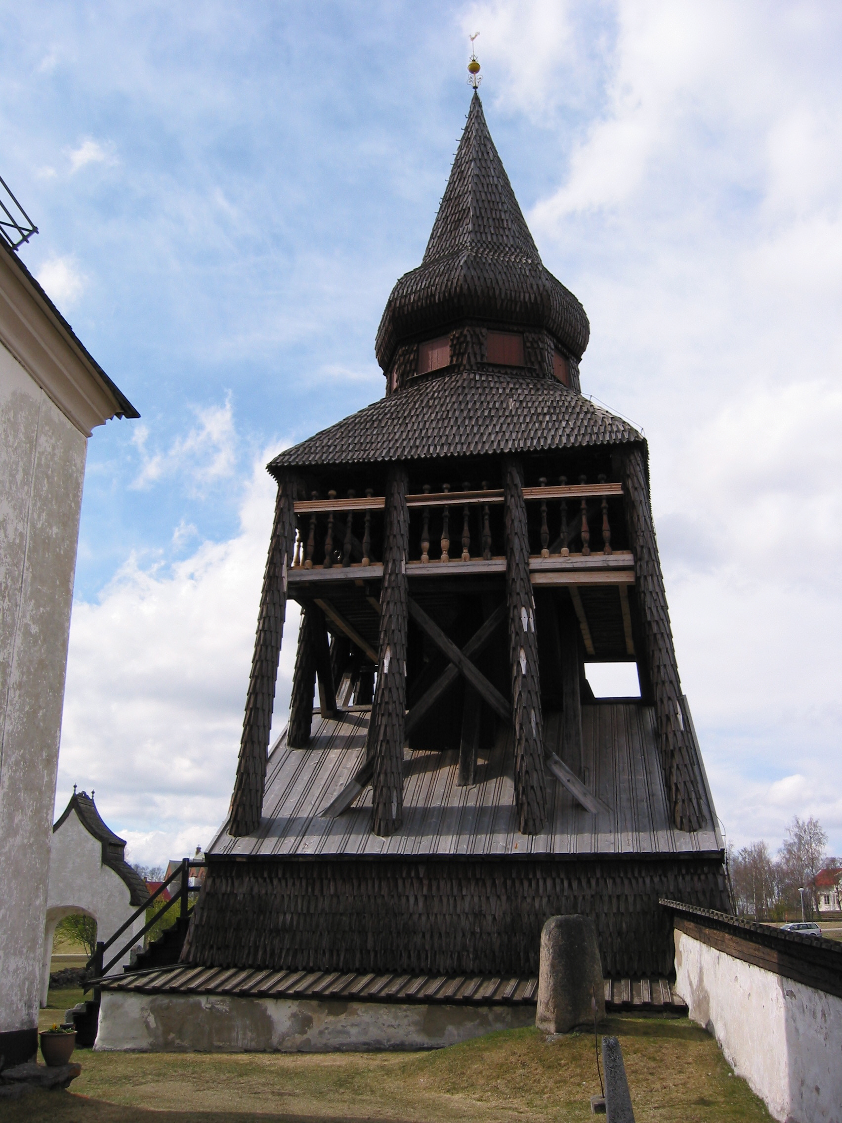 Ovikens gamla kyrkas kyrkogård, klockstapeln sedd från norr. 