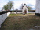 Ovikens gamla kyrkas kyrkogård, insidan av bogårdsmuren från väster. 