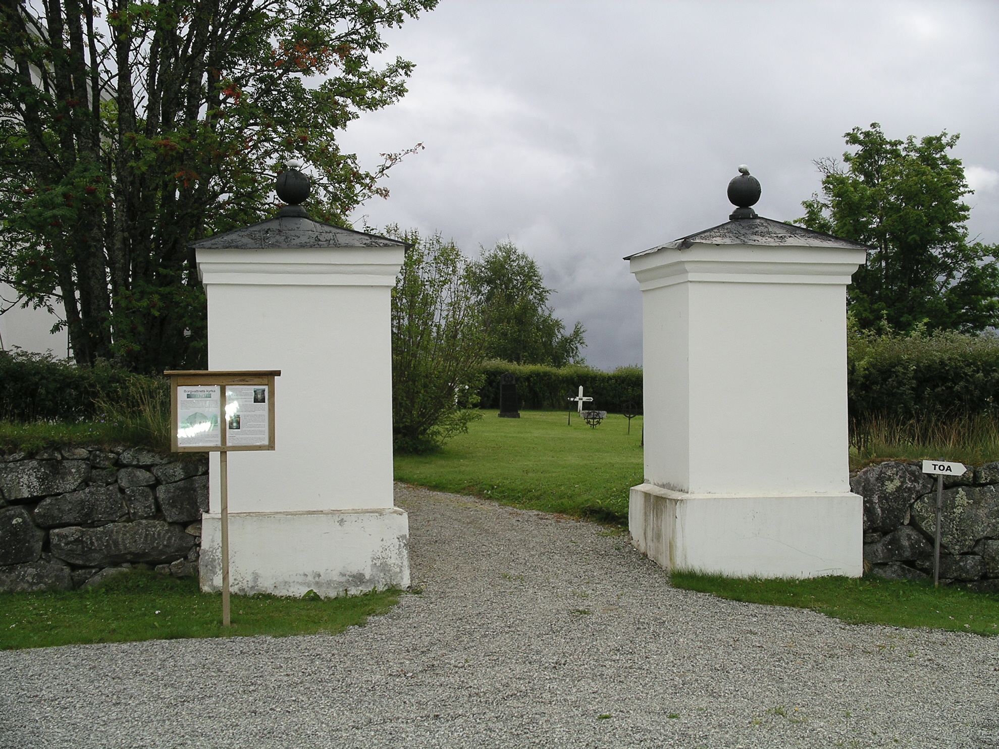 Borgvattnets kyrkas kyrkogård, fasad grindstolpar. 


Kyrkan inventerades av Martin Lagergren &  Emelie Petersson, 2004-2005, bebyggelseantikvarier vid Jämtlands läns museum, de var också fotografer till bilderna. 
		