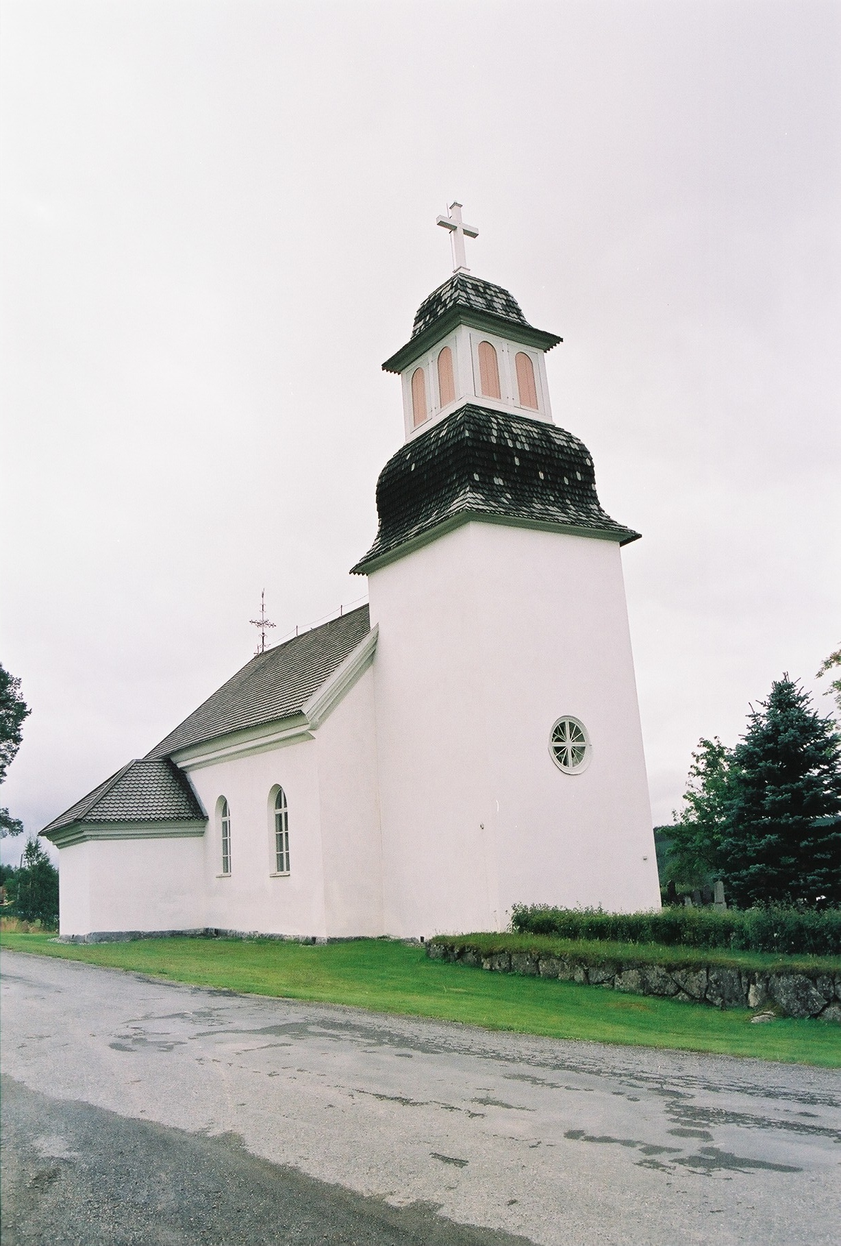 Borgvattnets kyrka, exteriör, fasad nordväst. 



Martin Lagergren & Emelie Petersson, bebyggelseantikvarie, från Jämtlands läns museum inventerade
kyrkan 2004-2005, de var också fotografer till bilderna. 