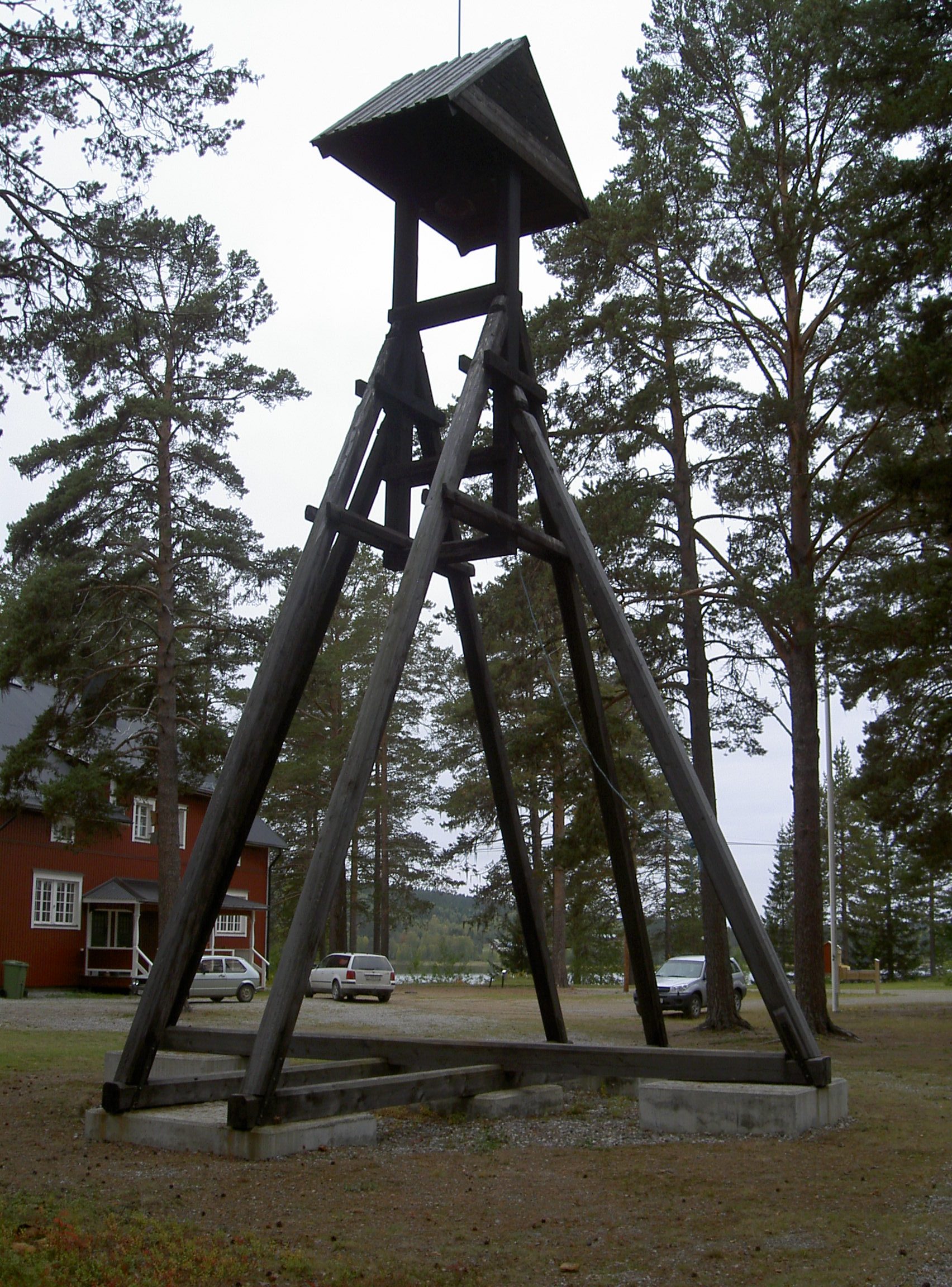 Köttsjöns kapell, Klockstapeln från 1940 med kapellet i bakgrunden. 