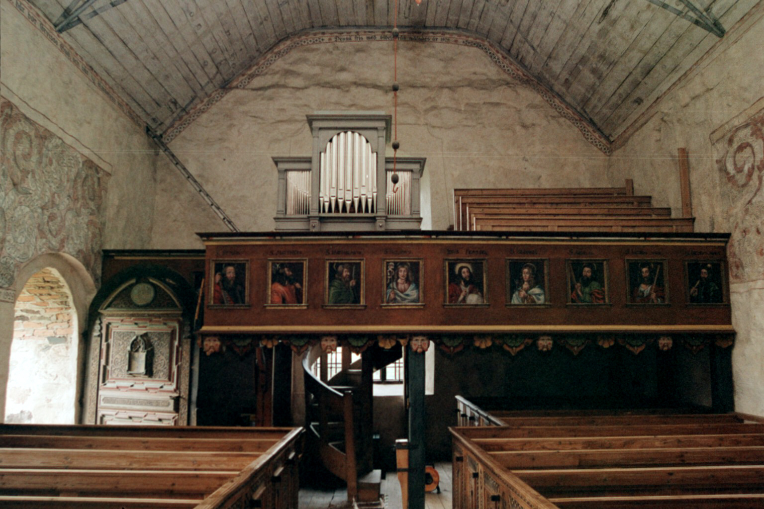 Ragunda gamla kyrka, interiör mot läktare. 