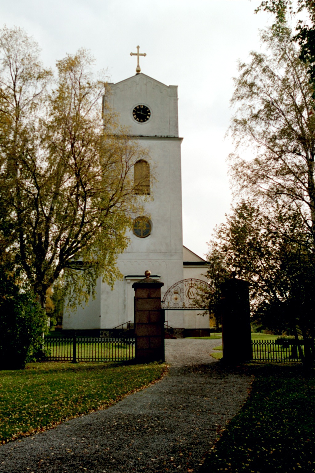 Ragunda nya kyrka med omgivande kyrkogård, vy från norr. 