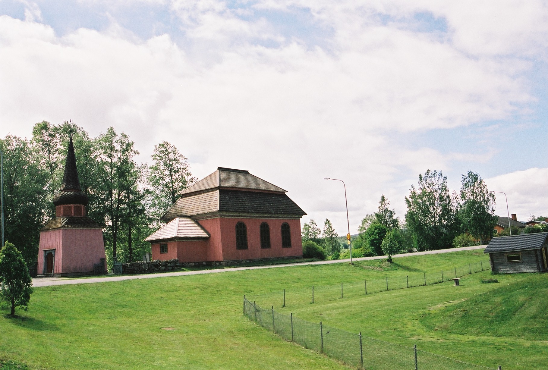 Stuguns gamla kyrka med klockstapel och omgivning, vy mot söder.