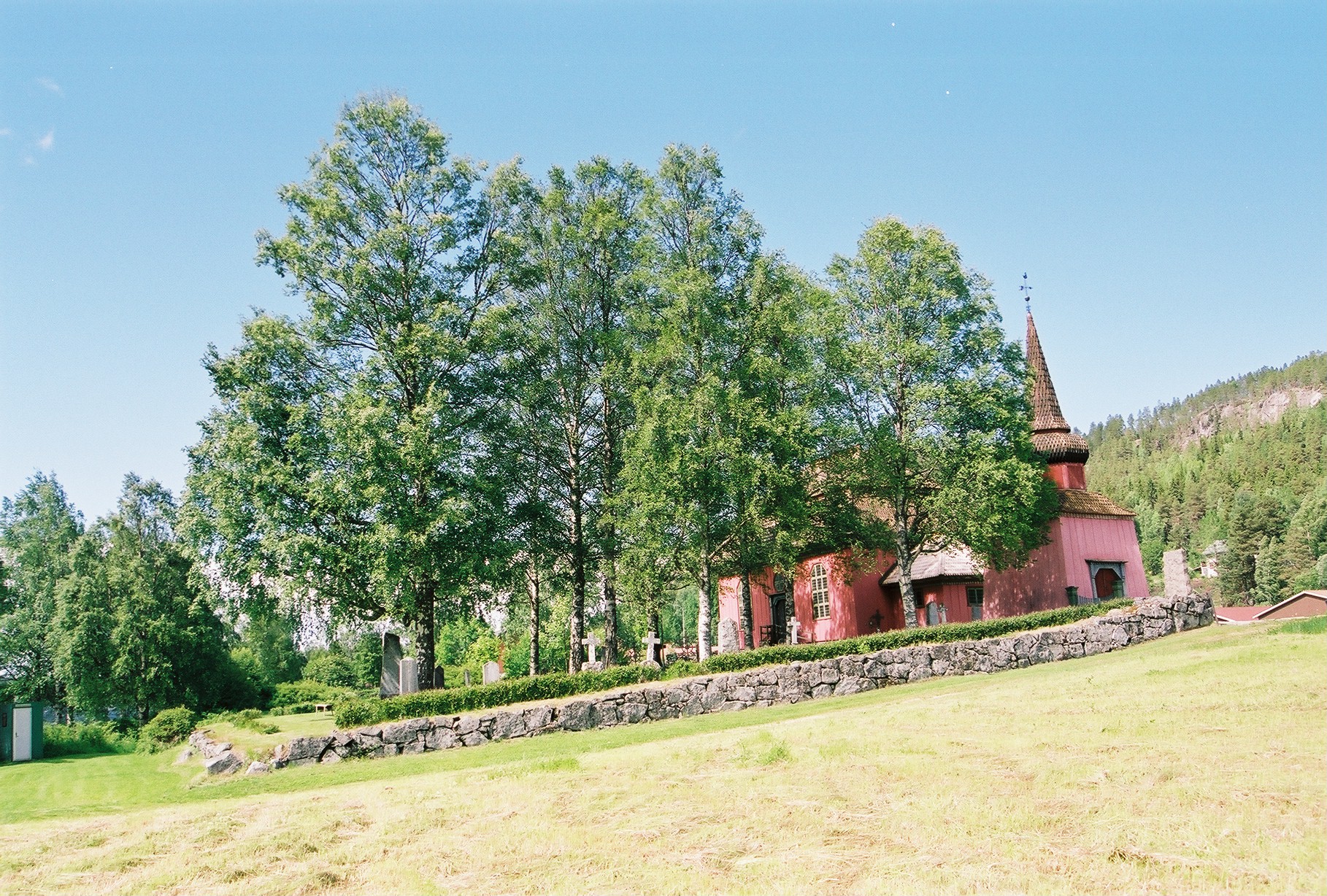 Stuguns gamla kyrka med klockstapel och omgivning, vy mot nordväst.