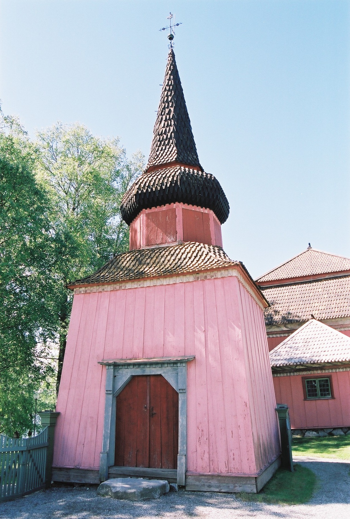 Stuguns gamla kyrka, kyrkogården, klockstapeln, östra fasaden. 