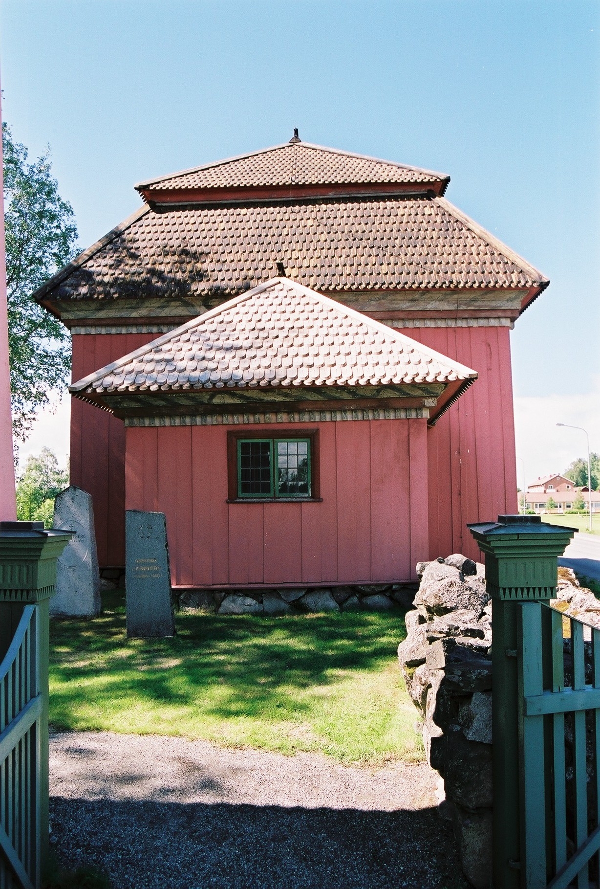 Stuguns gamla kyrka, östra fasaden. 