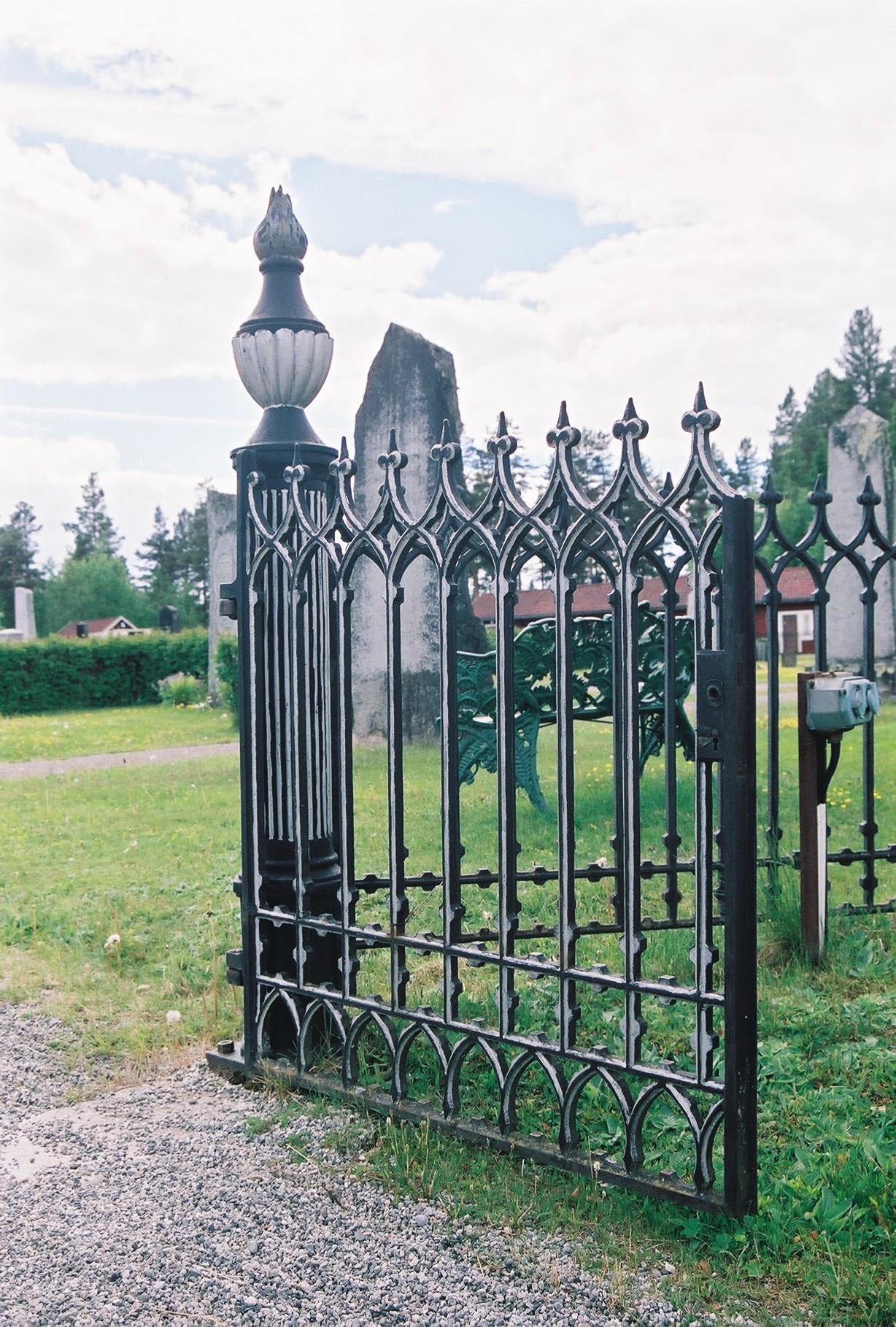 Stuguns nya kyrka, kyrkogården, grind.