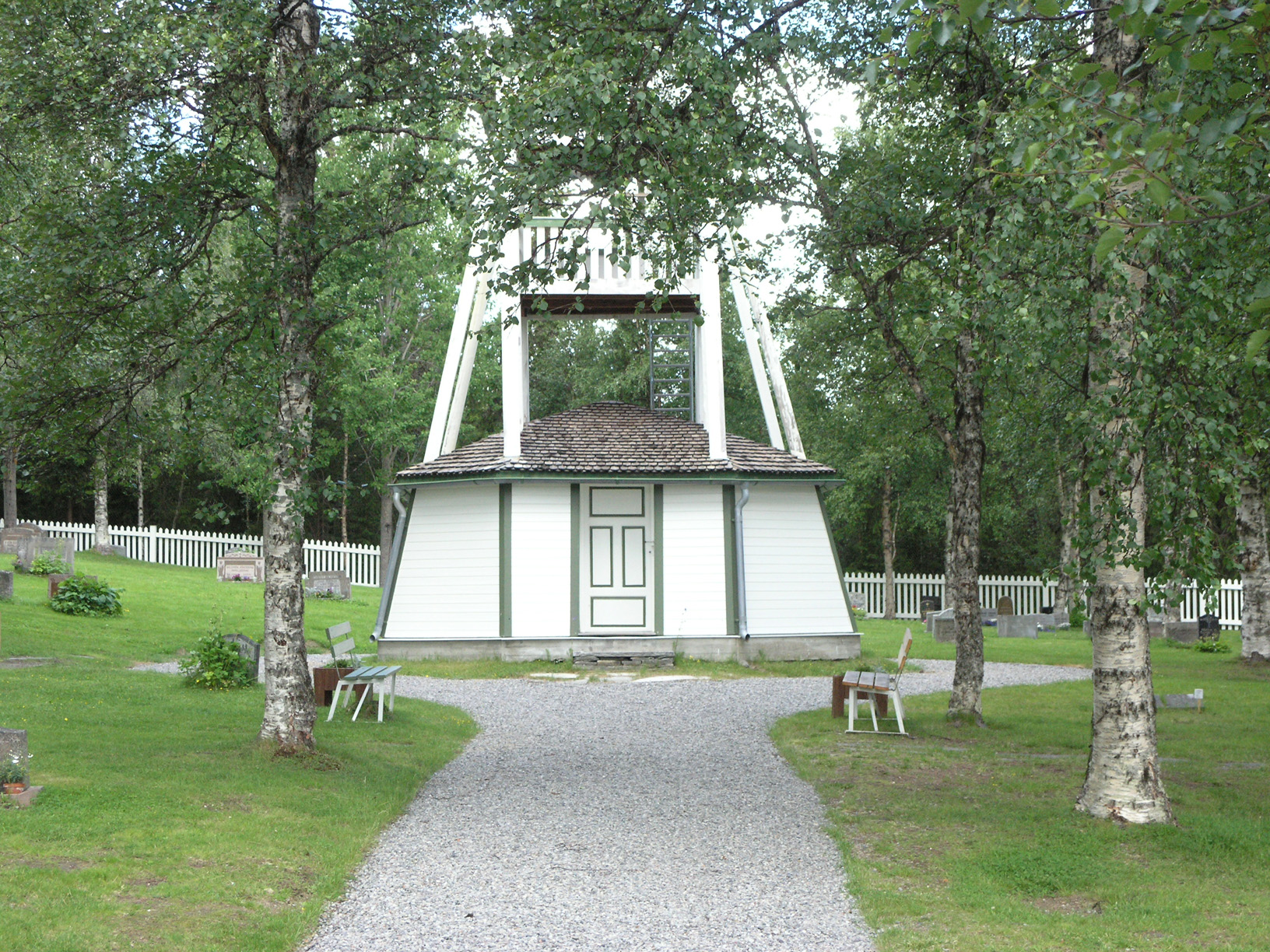 Funäsdalens begravningsplats, Klockstapel, björkar, grusgång och gräsytor.