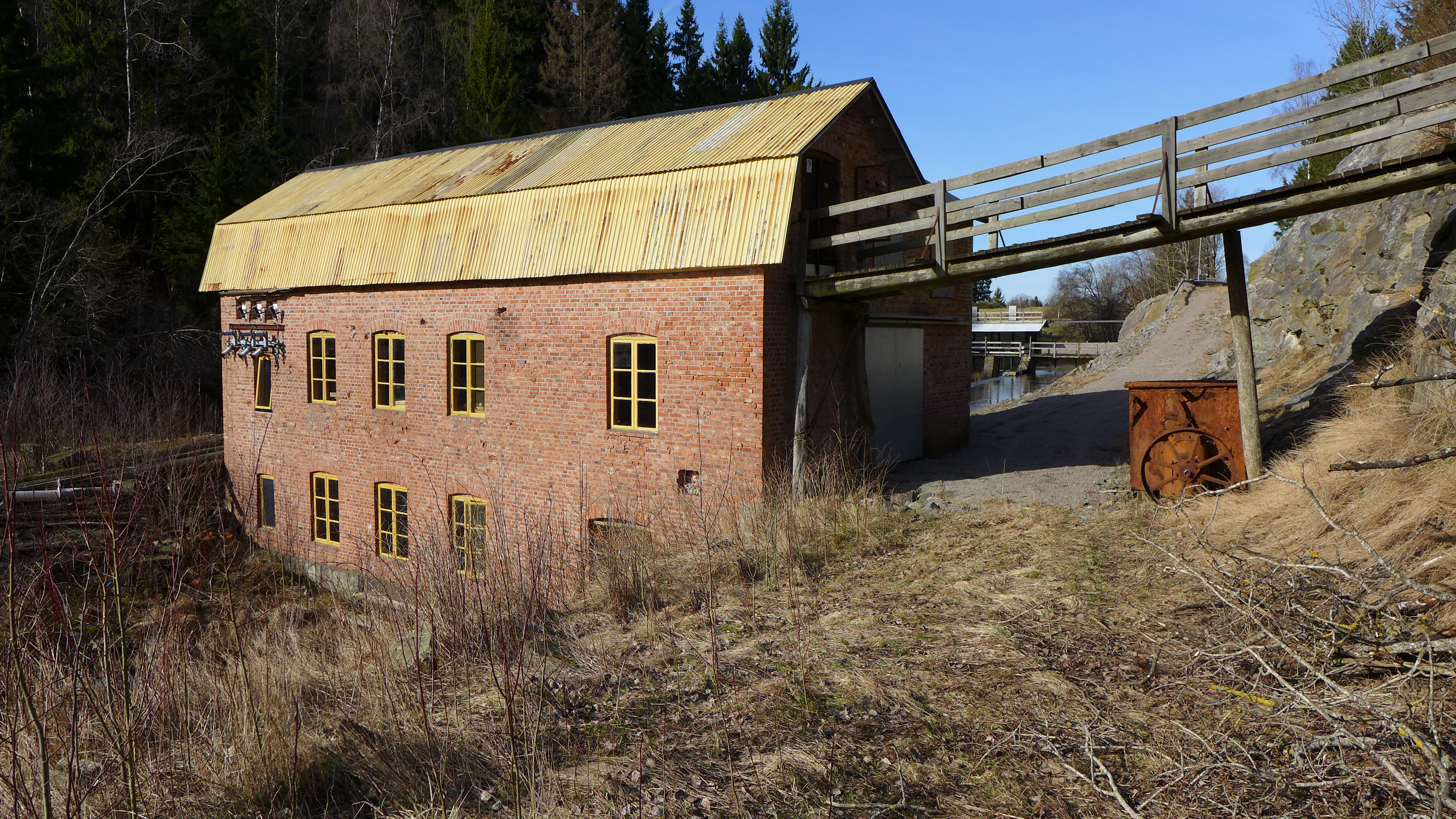 Enligt uppgift är kvarnen uppförd 1880. Kvarnverksamheten lades ner någon gång under 1950-talet. Kraftverket är byggt av AB Skandinaviska Elverk 1918.