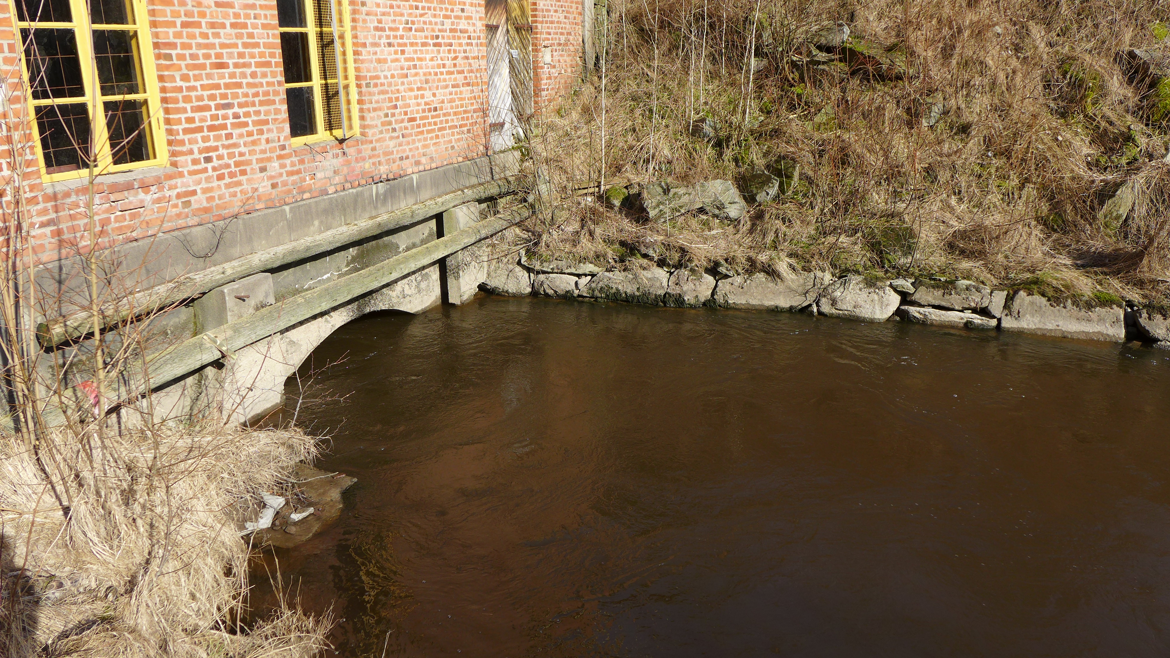Kraftverkets utlopp. Vattnet flyter samman med Valboån cirka 50 meter nedströms.