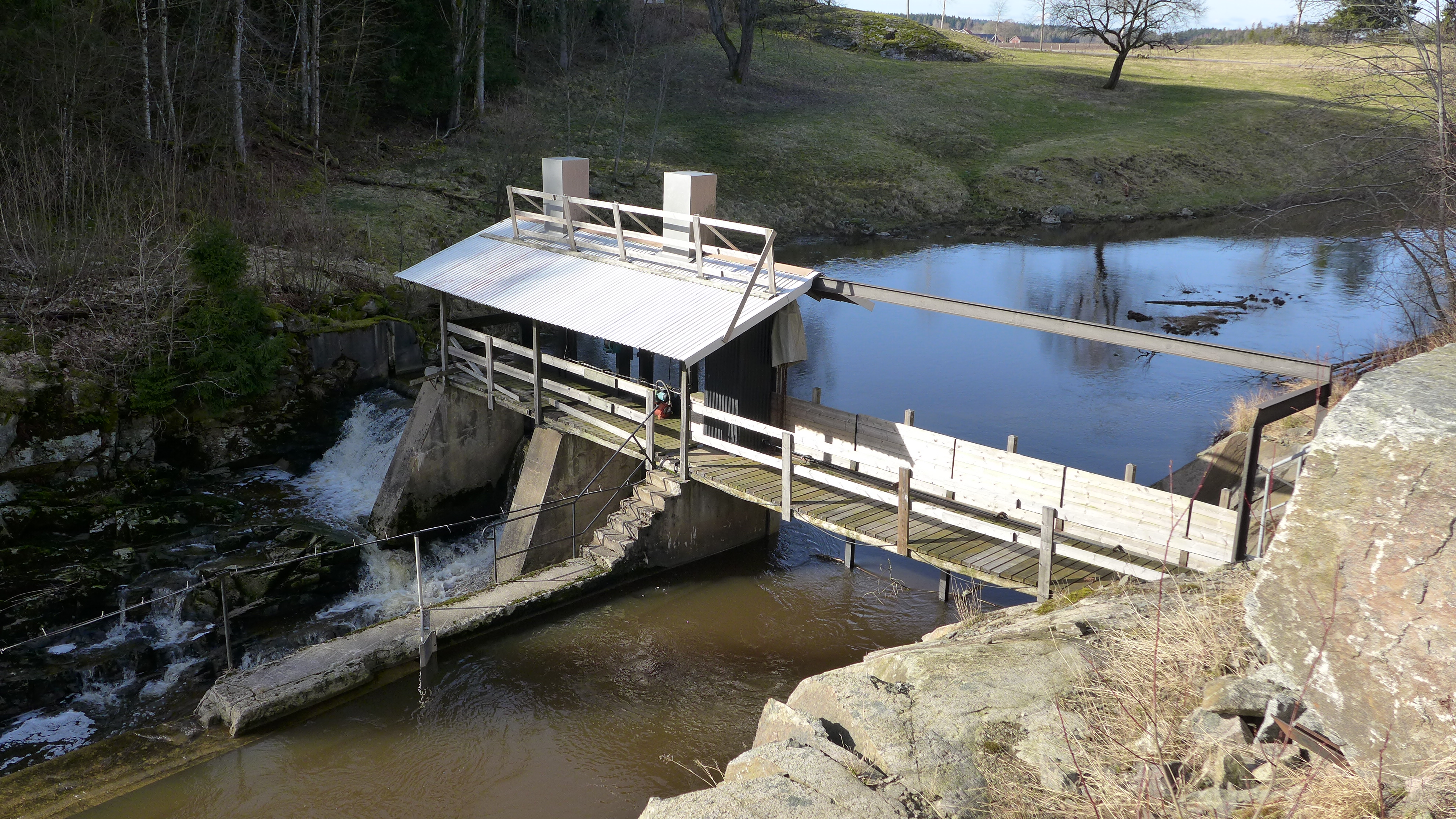 Dammen är en överfallsdamm av betong, uppförd samtidigt som kraftverket 1918
