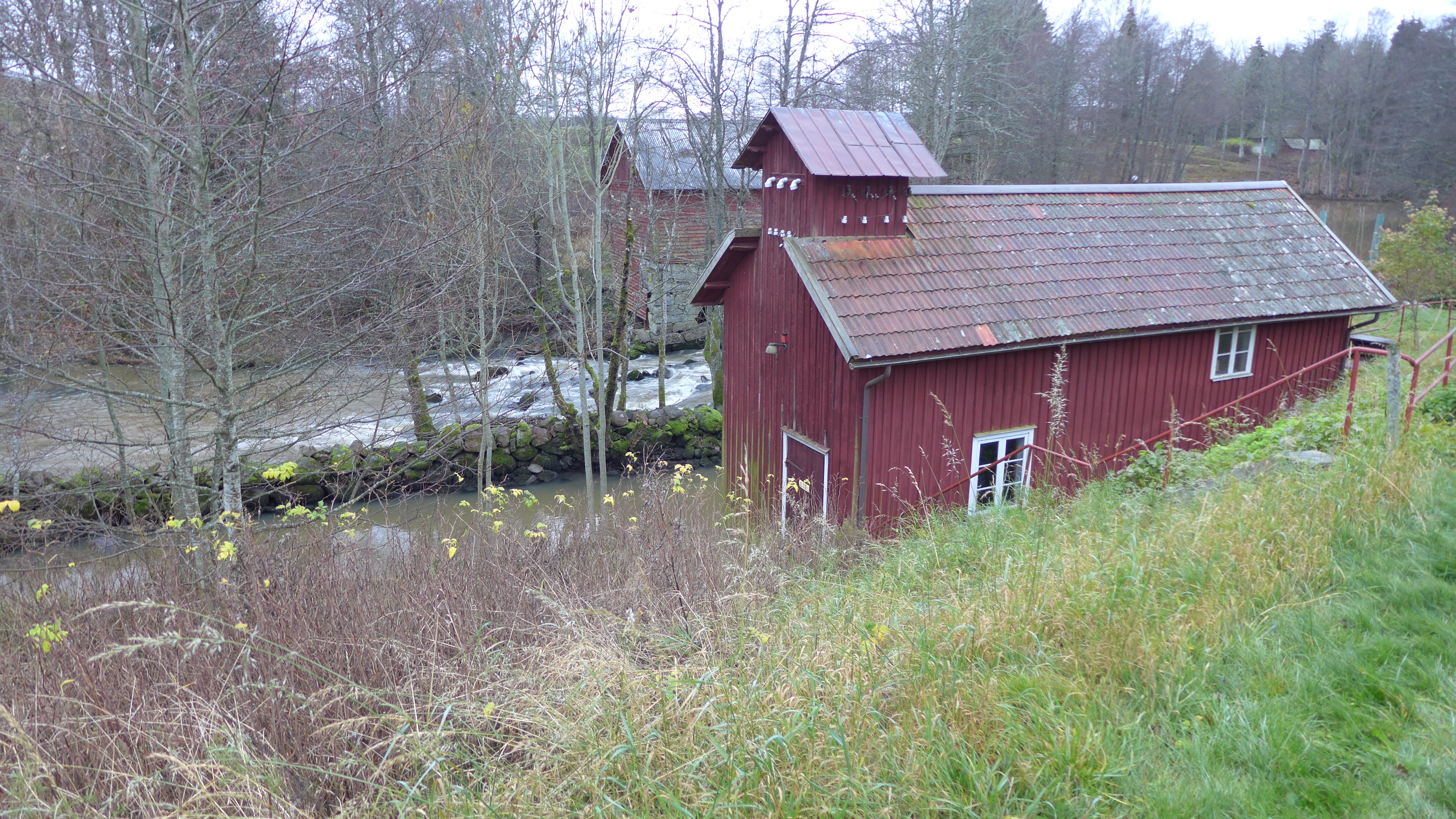 Böns kraftverk är uppförd utmed Krokåns norra strand, cirka 10 km sydväst om Melleruds tätort, i Melleruds kommun. Stationens utledartorn har bevarats men är inte i bruk. 