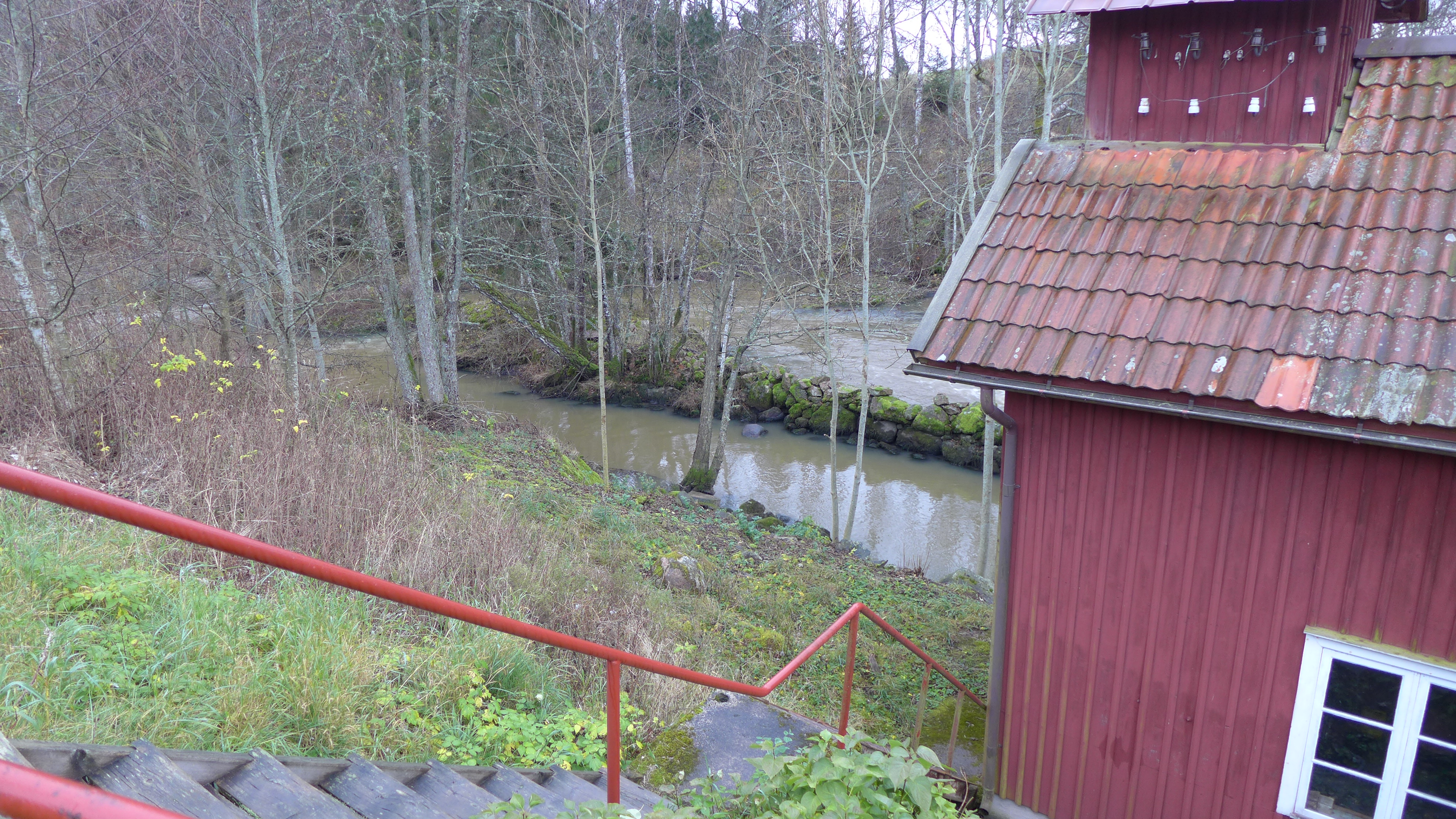 Utloppskanalen flyter samman med Krokån omkring 25 meter nedströms den lilla kraftstationen.
