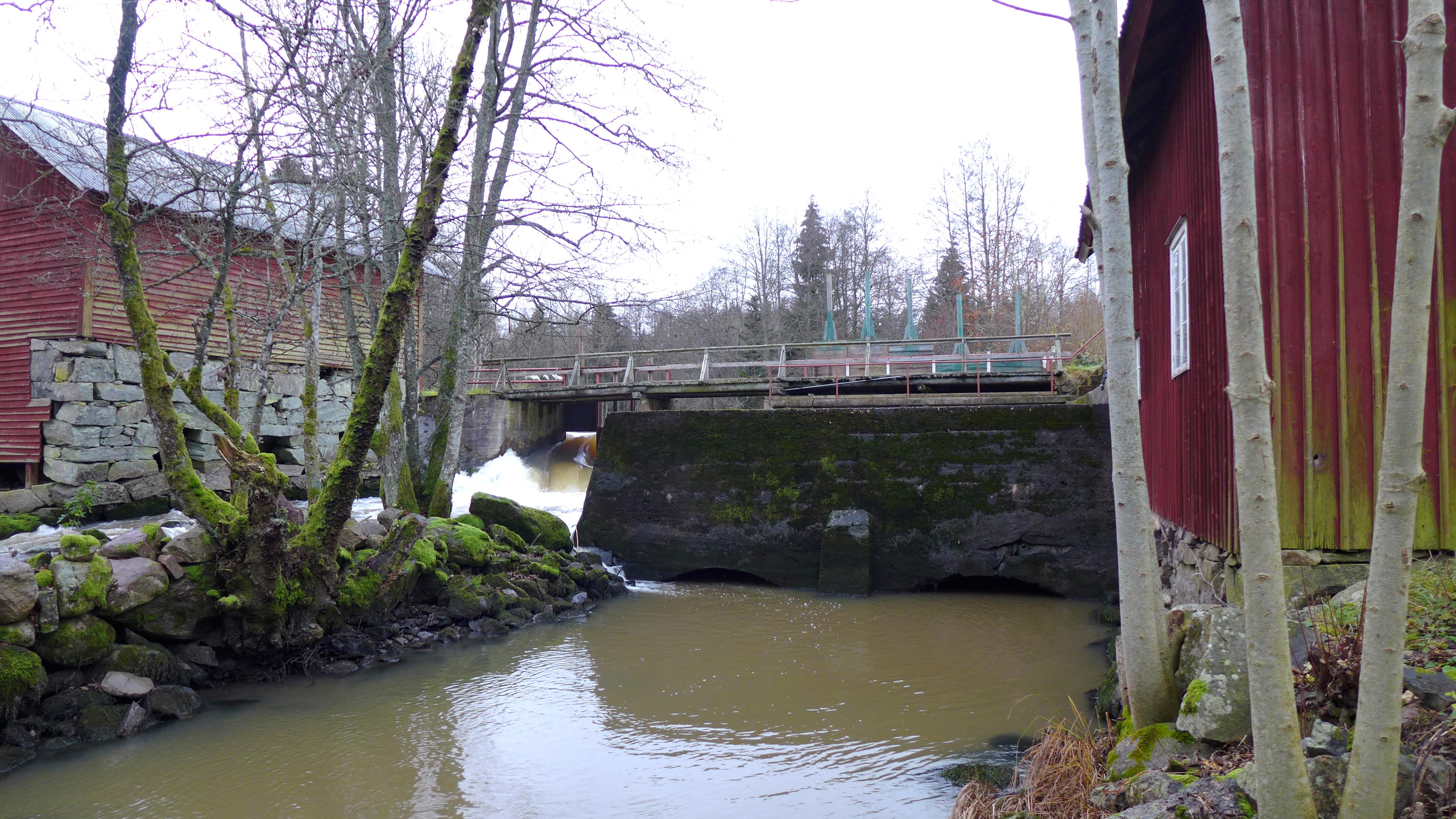Utloppet från sumpen sker genom en ca 25 meter lång kanal.