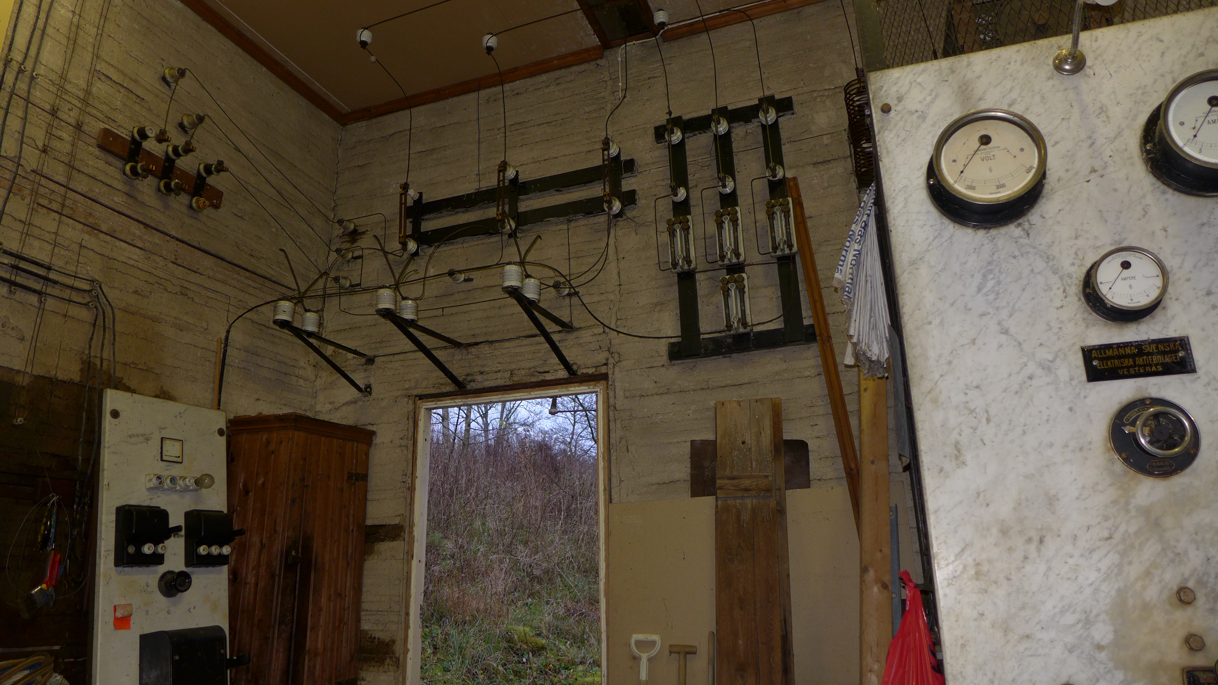 Även de gamla kontrolltavlorna i marmor finns bevarade i kraftstationen, de är dock inte heller i bruk. 