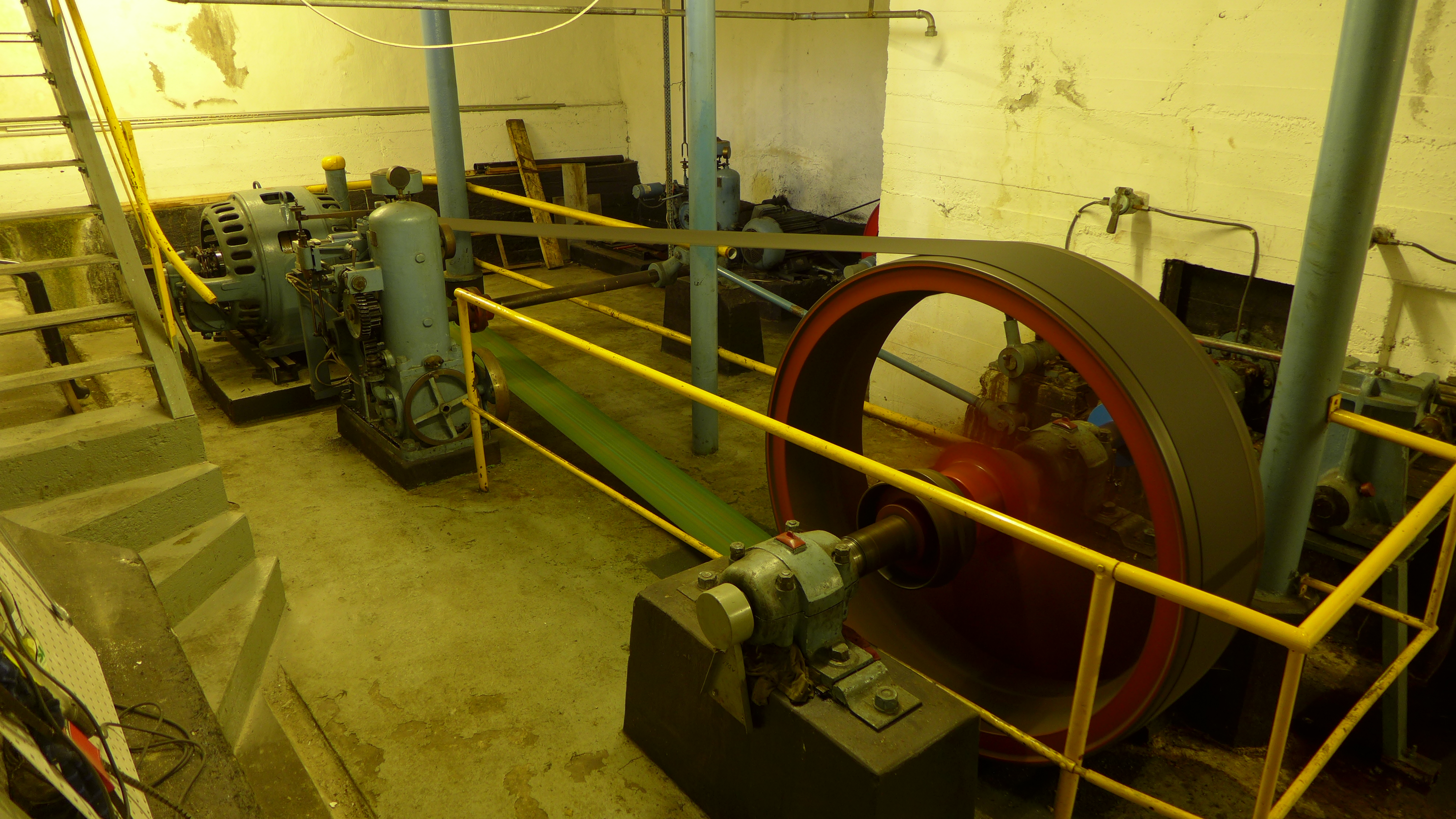 Maskinhallen inryms i byggnadens källare. Drivhjulet till den dubbla turbinen är cirka 1,50 meter i diameter. Regulatorn är tillverkad av Finnshyttan 1923.
