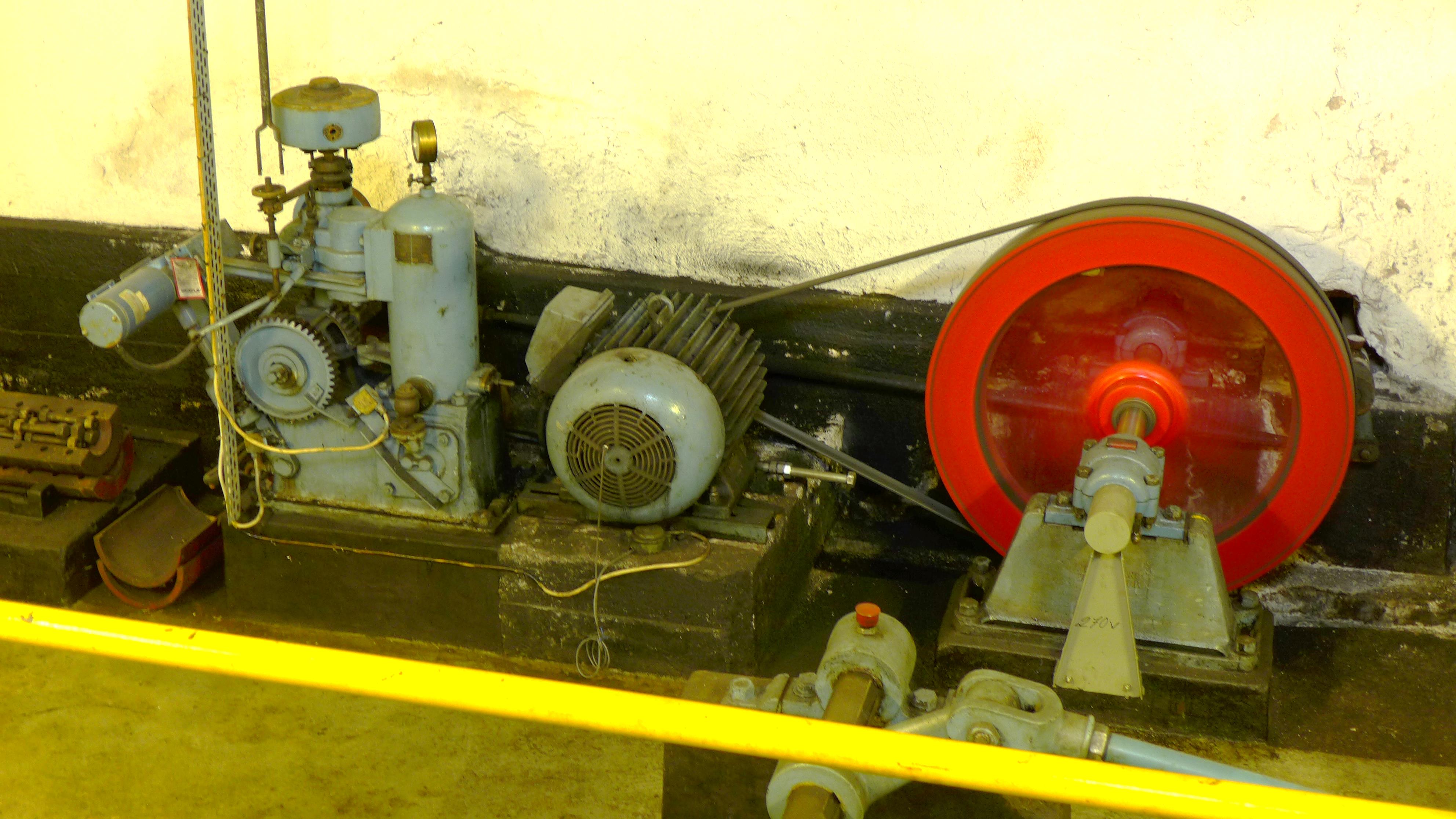 Till den lilla turbinen hör en asynkrongenerator tillverkad av ASEA samt en regulator tillverkad av Finnshyttan 1912.