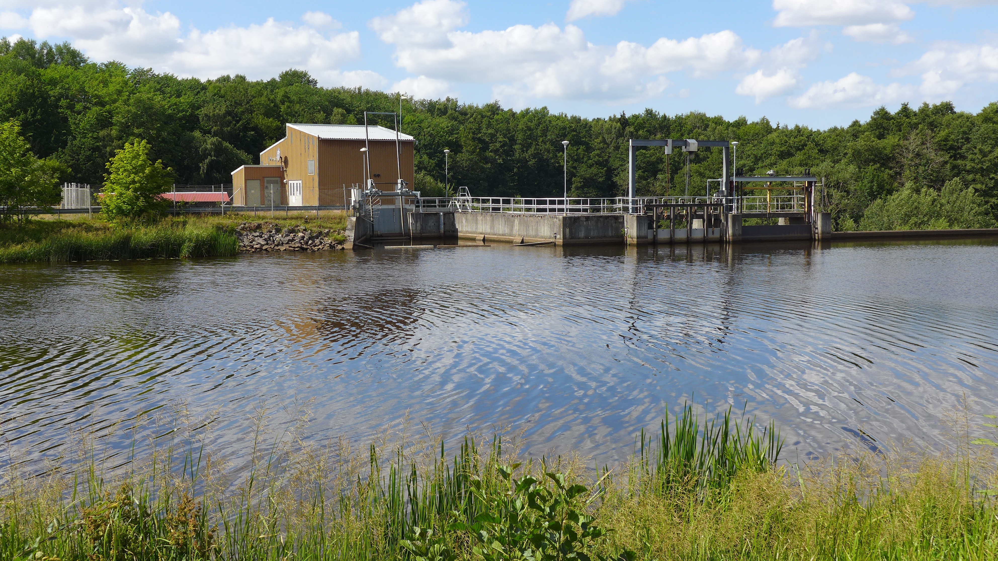 Intagskanalen och dammen är uppförd i betong med en kort intagskanal. 