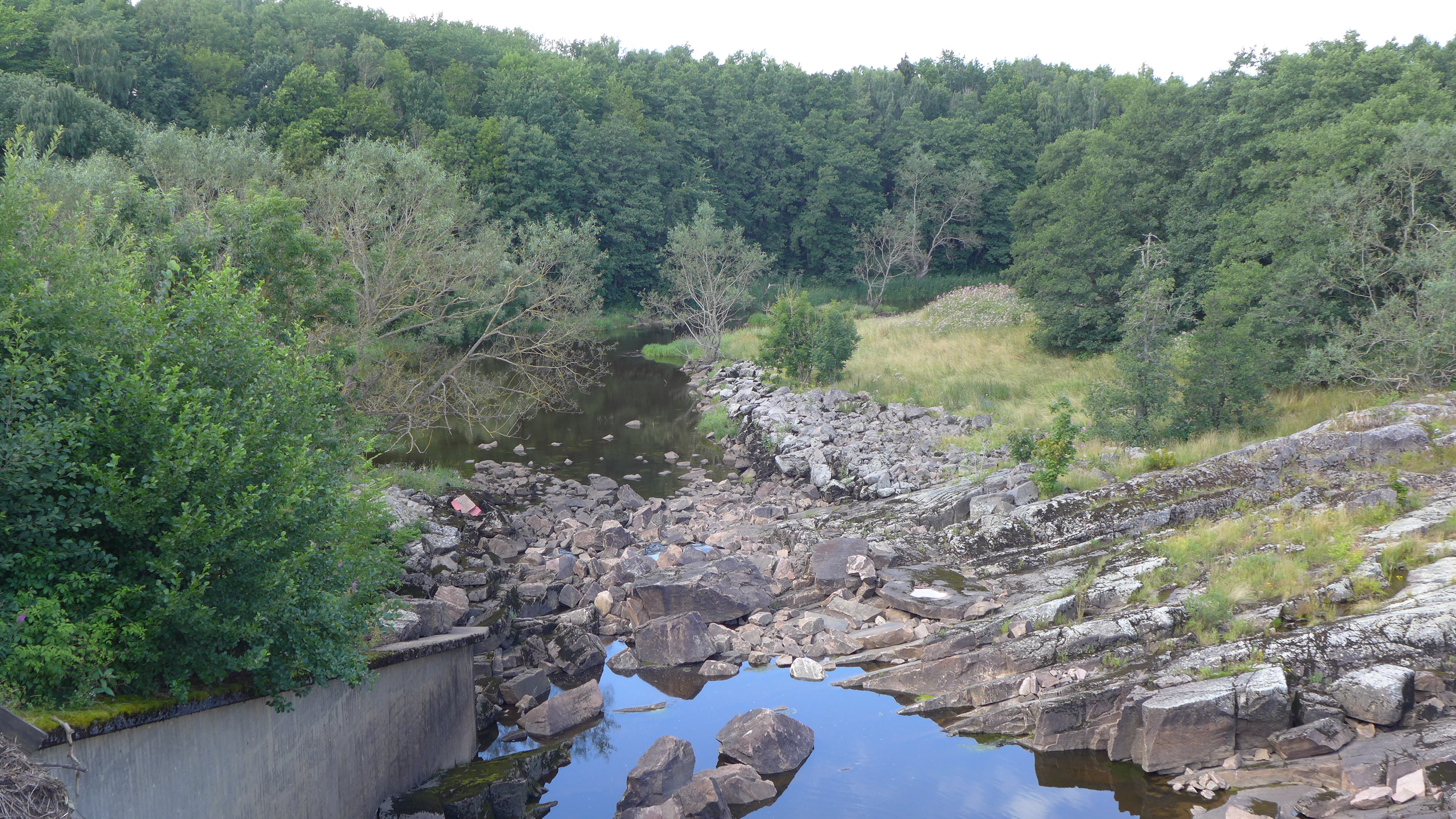 Dammbyggnaden är uppfört på berg i dagen och medför mycket stenig botten nedströms anläggningen.