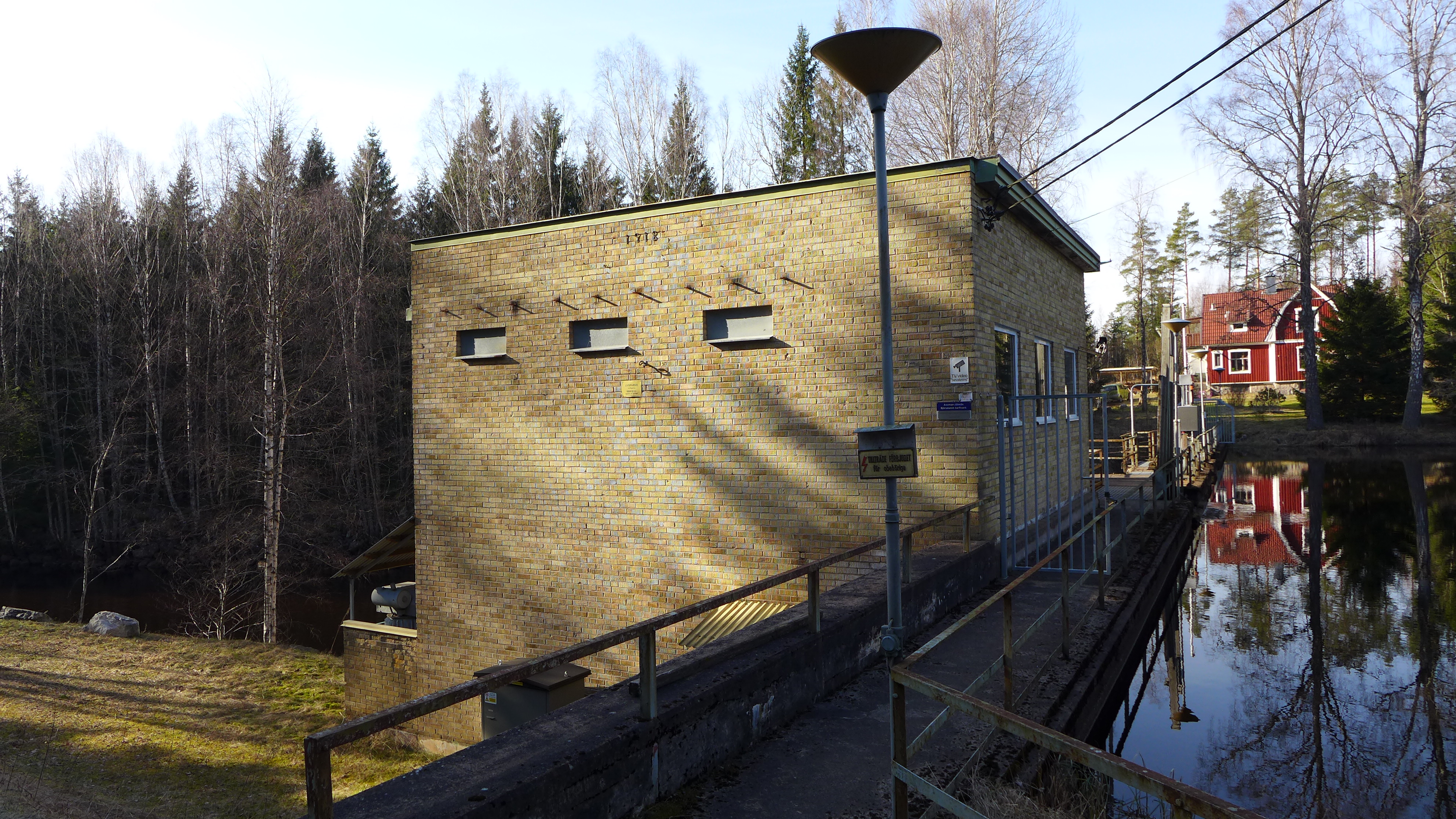 Björsdamm kraftverk uppfördes 1918 men renoverades 1958 då den fick sitt nuvarande utseende.
