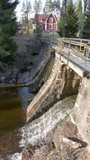 Dammen är uppförd i natursten och betong. 
