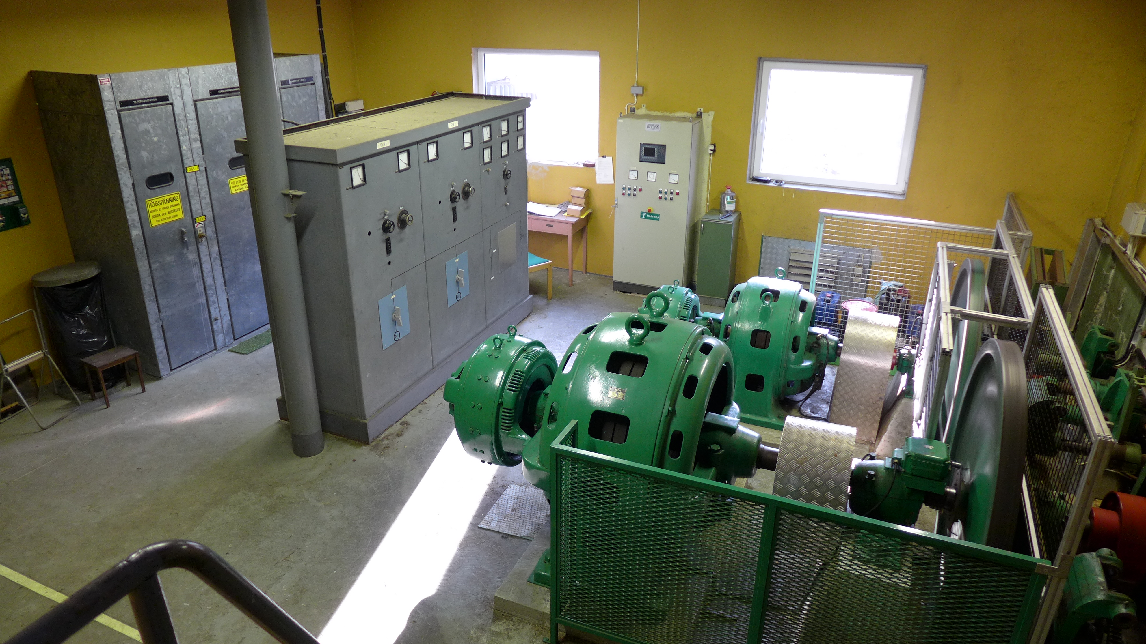 De två tvillingturbinerna är av okänd tillverkare men generatorer och matare är tillverkade av ASEA. 