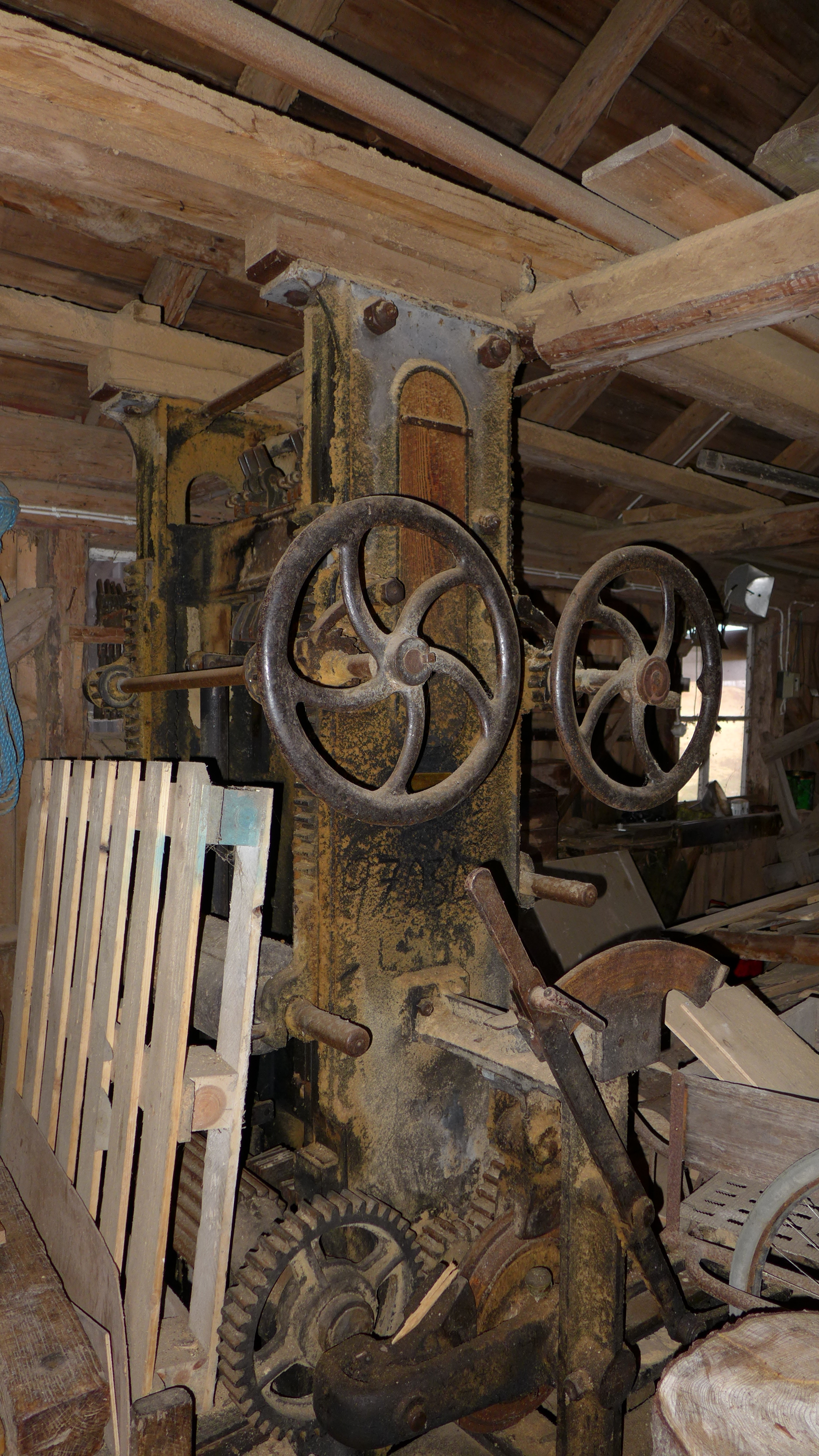 Den stora Törebodaramen från 1913 finns bevarade i den äldre sågverksbyggnaden.