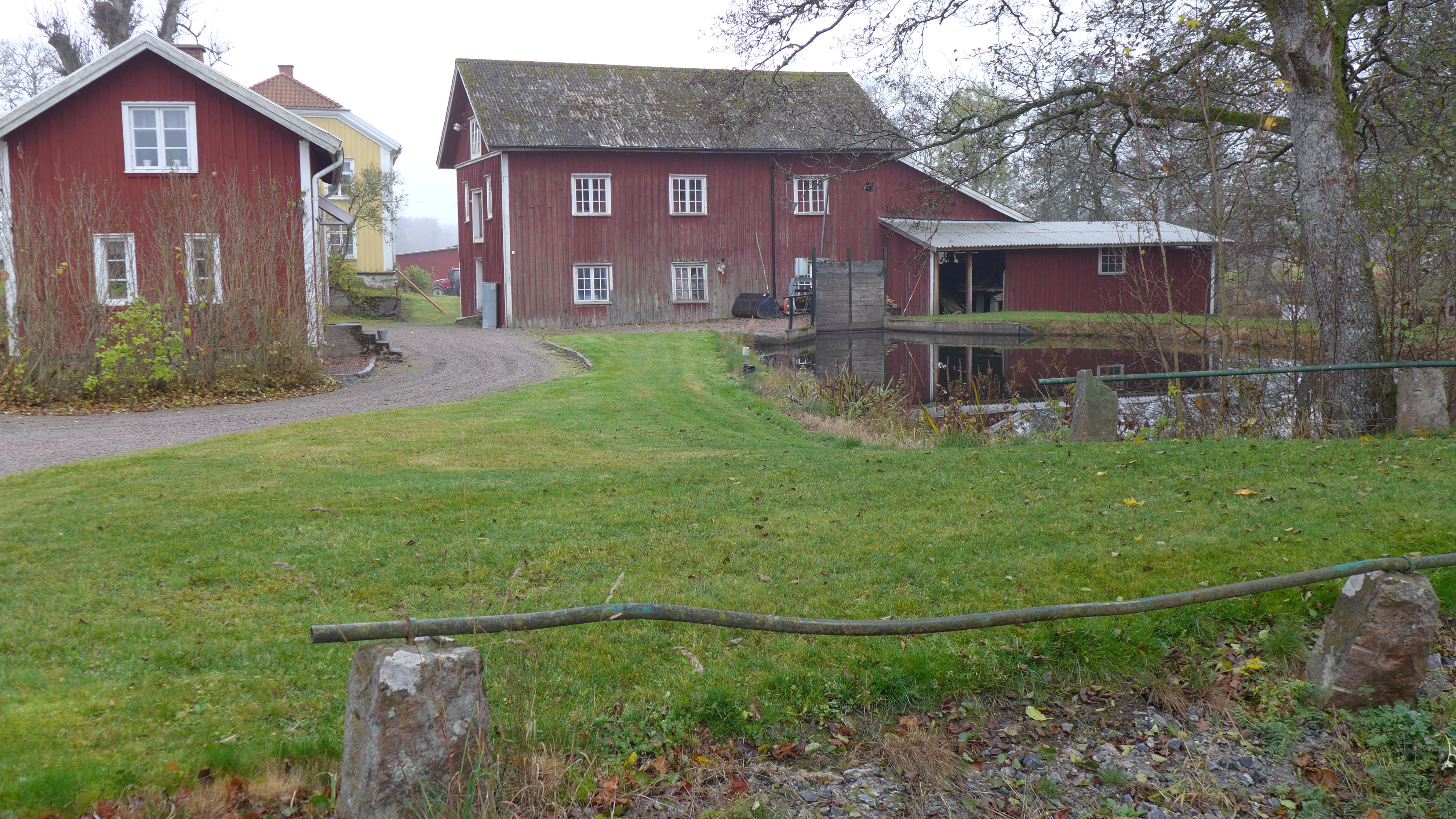 Ågårdens kvarn är uppförd i sitt nuvarande utseende under mitten av 1800-talet men på platsen har funnits kvarnverksamhet sedan 1600-talet.