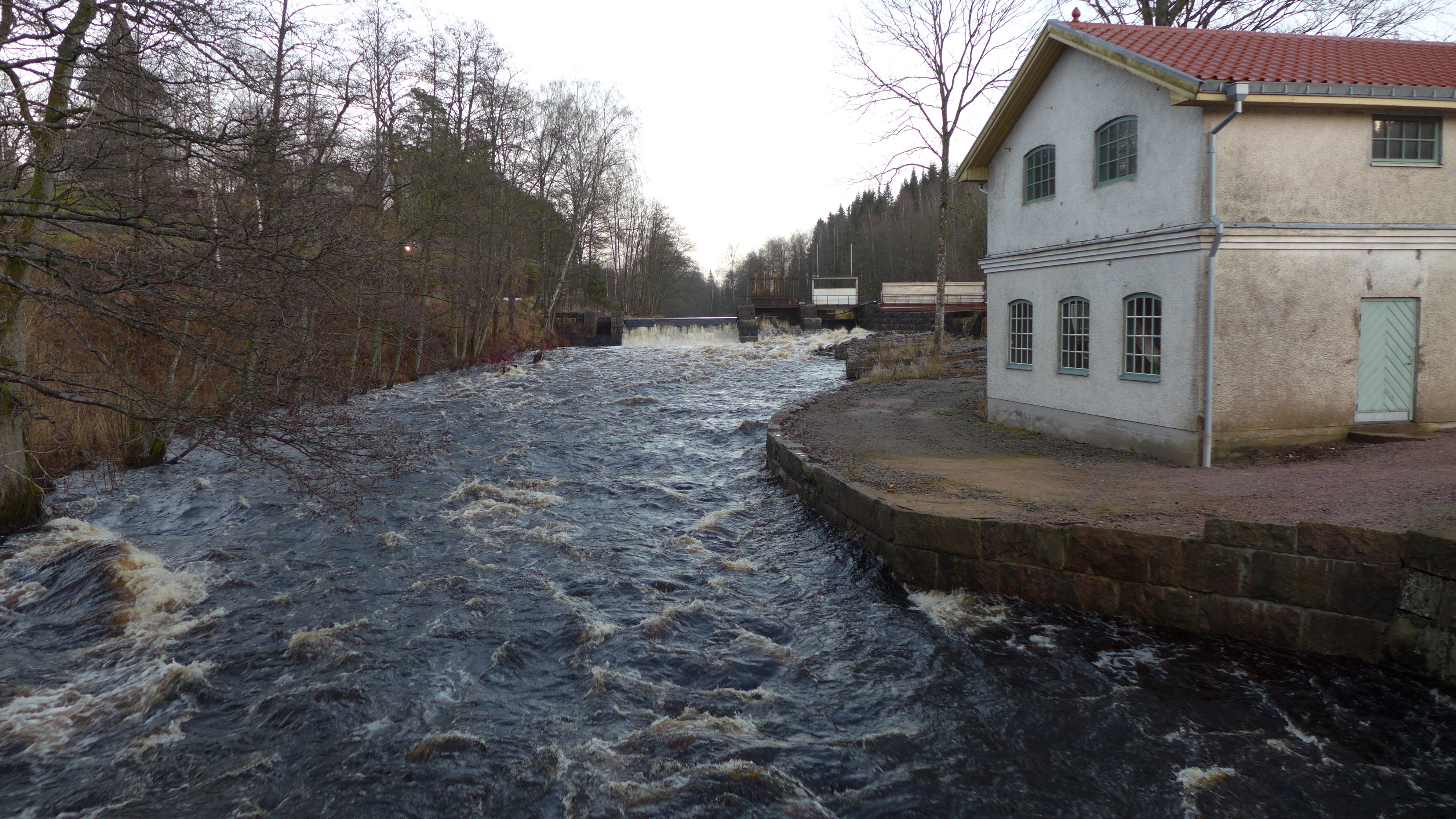 Ån Assman ger drivvatten till kraftverket vid Strömsfors bruk.
