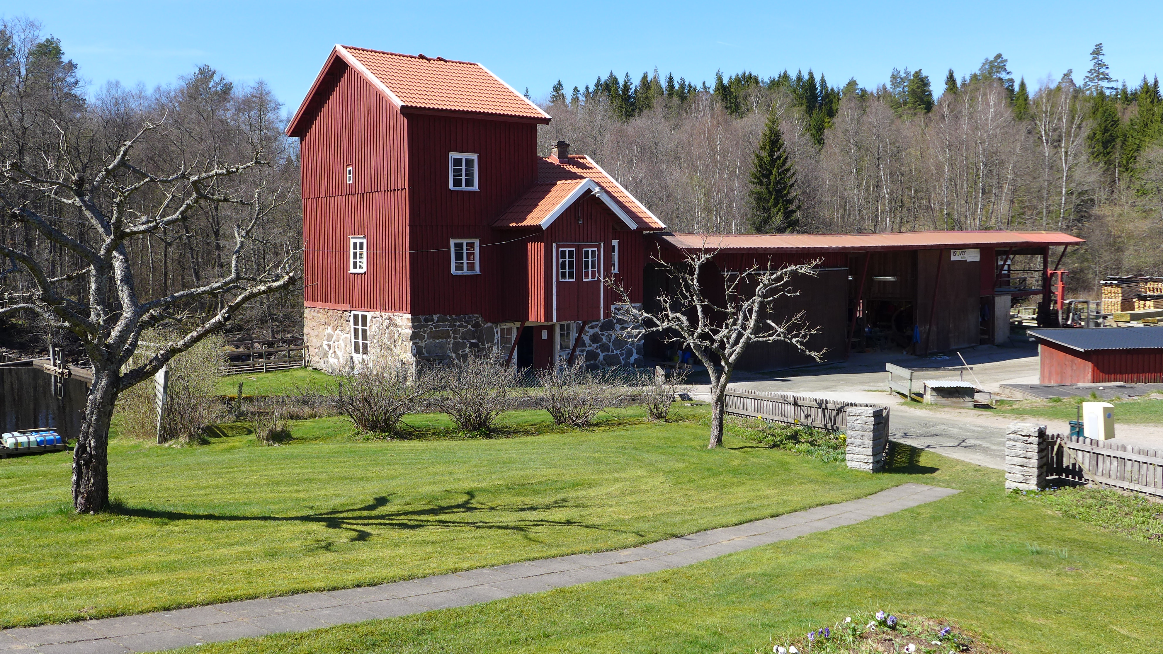 Finnatorps kvarn och såg är belägen vid Säveån, cirka en kilometer öster om byn Horla och cirka åtta kilometer sydväst om Vårgårda. Kvarnen är om- och tillbyggd i flera etapper - bland annat med ett hyvleri till höger i bild.
