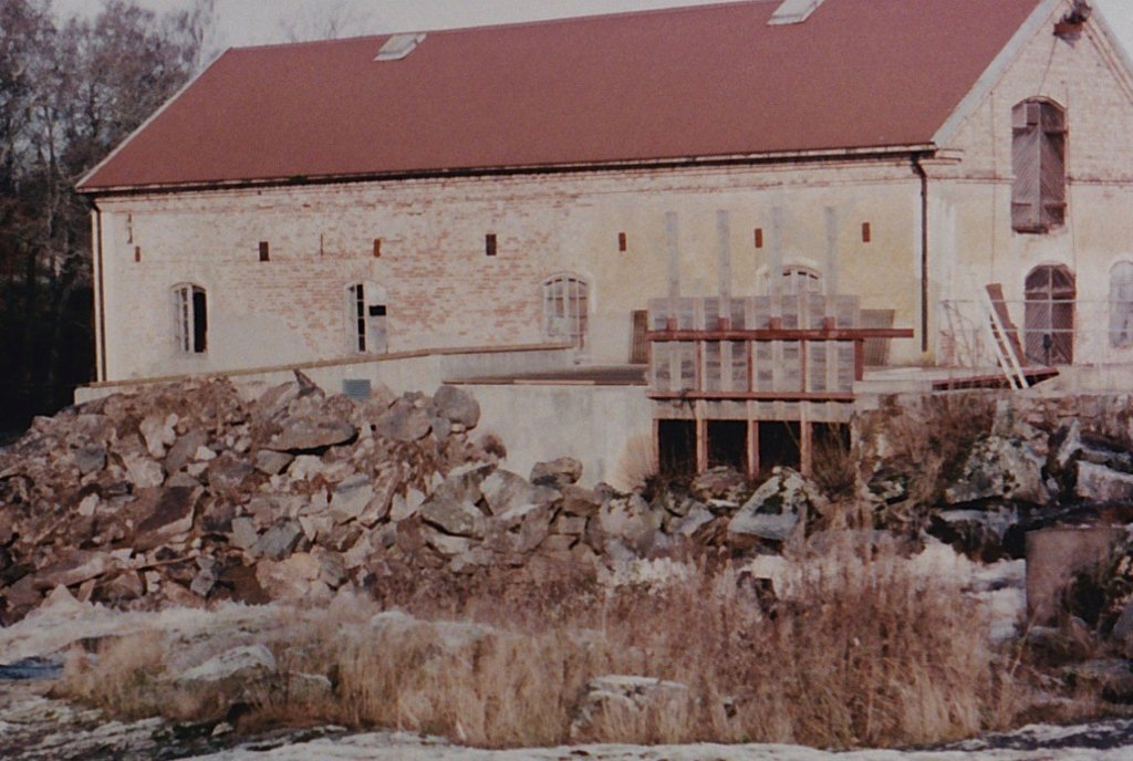 Kvarnen vid ombyggnaden för det nya kraftverket 1998. Bilden tillhandahållen av ägaren.