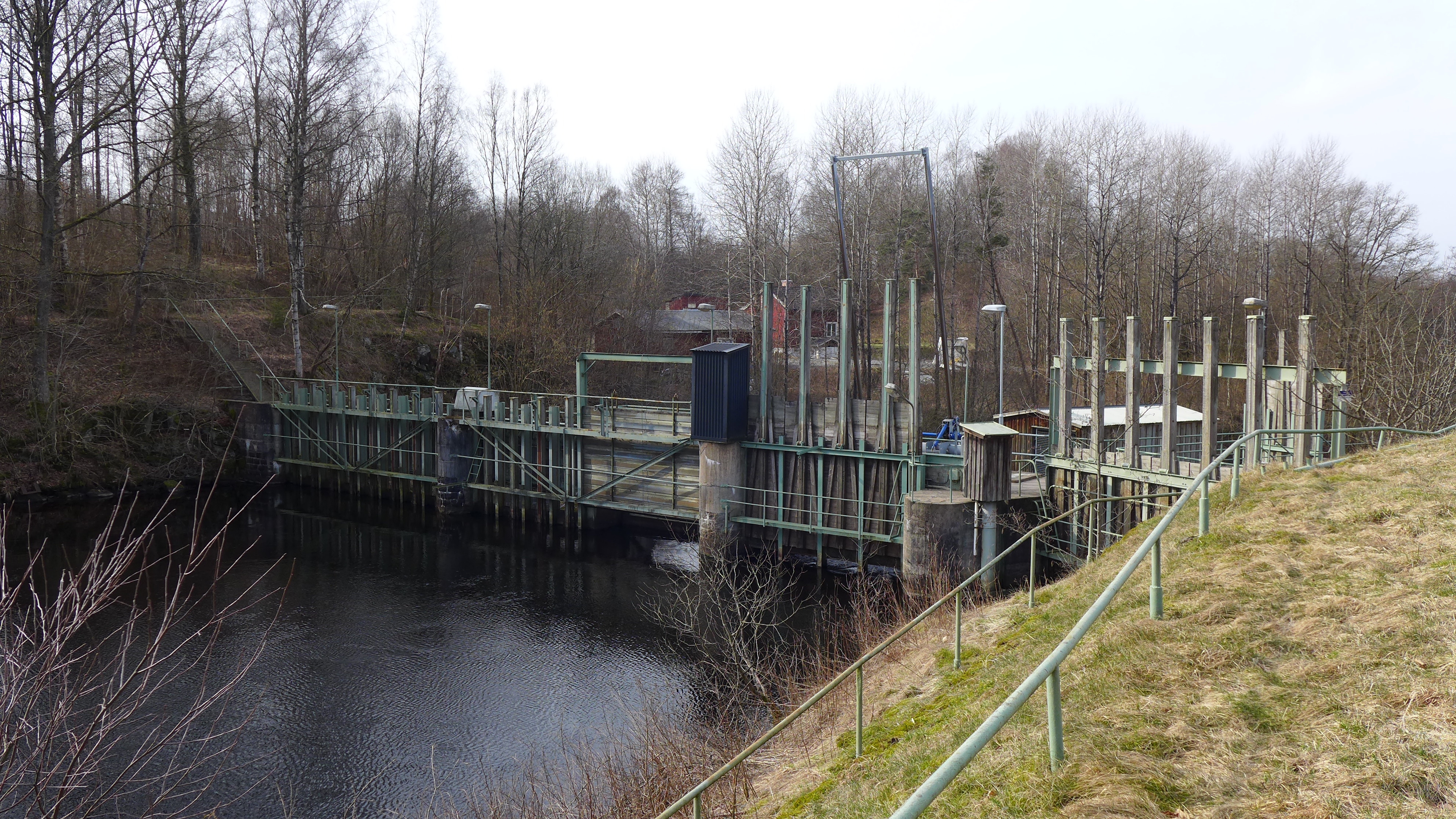 Kungsfors kraftverksdamm ligger i en åravin av Viskan. Dammkroppens mellanpelare är av natursten och betong. Utskovsdelen ligger till vänster i strömriktningen och intaget till höger.
