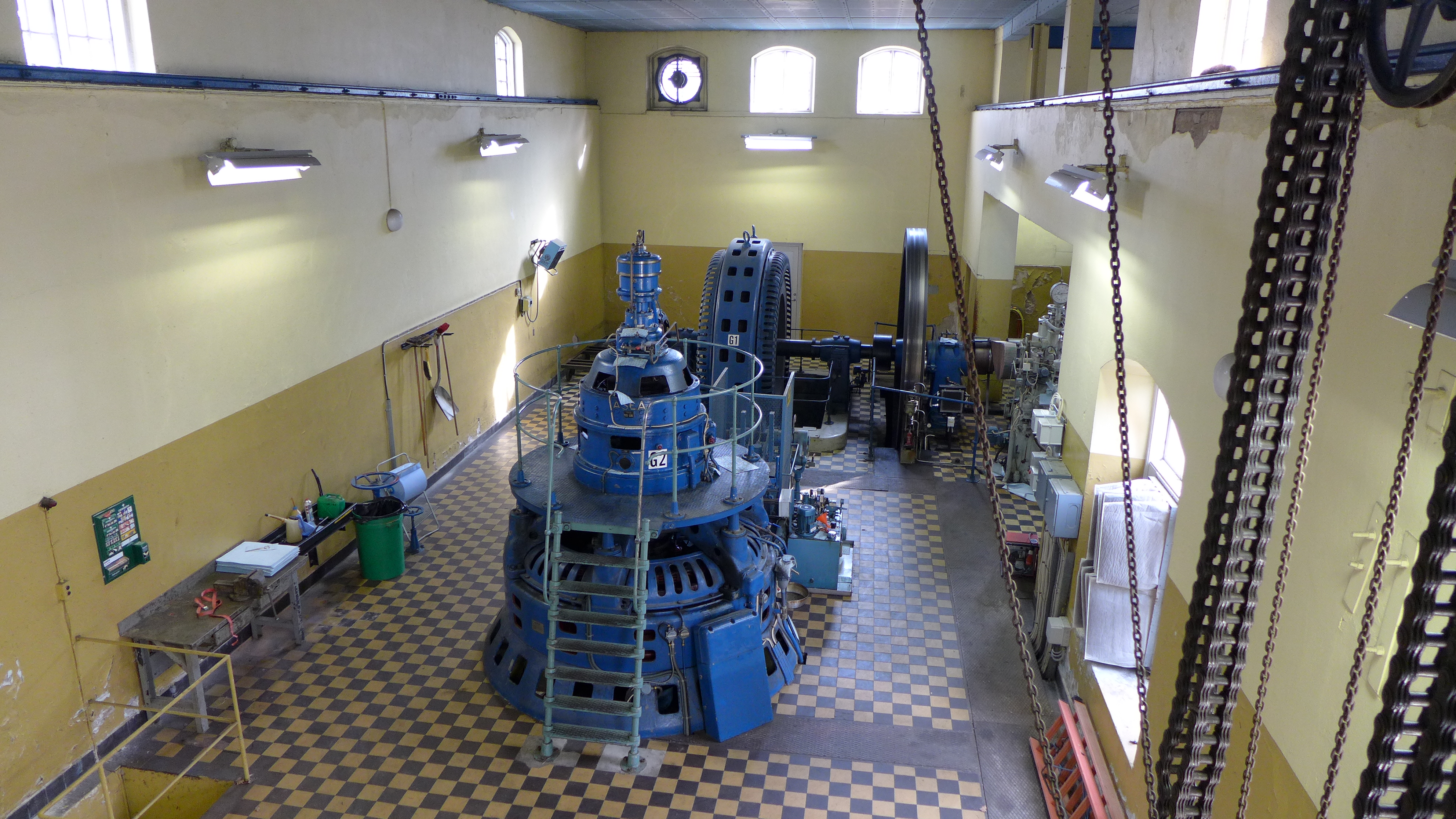 Aggregat 2 är en kaplanturbin i tryckskåp av plåt, tillverkad 1940 av Finshyttan. Turbinen regleras med fallviktsstängare och hydrauliskt pådrag. Generatorn är en synkron Asea med tillhörande matare i drift.