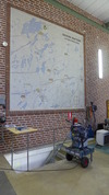 En av maskinhallens väggar har en stor väggmålning med en karta över Hultafors kraftverks distributionsområde.